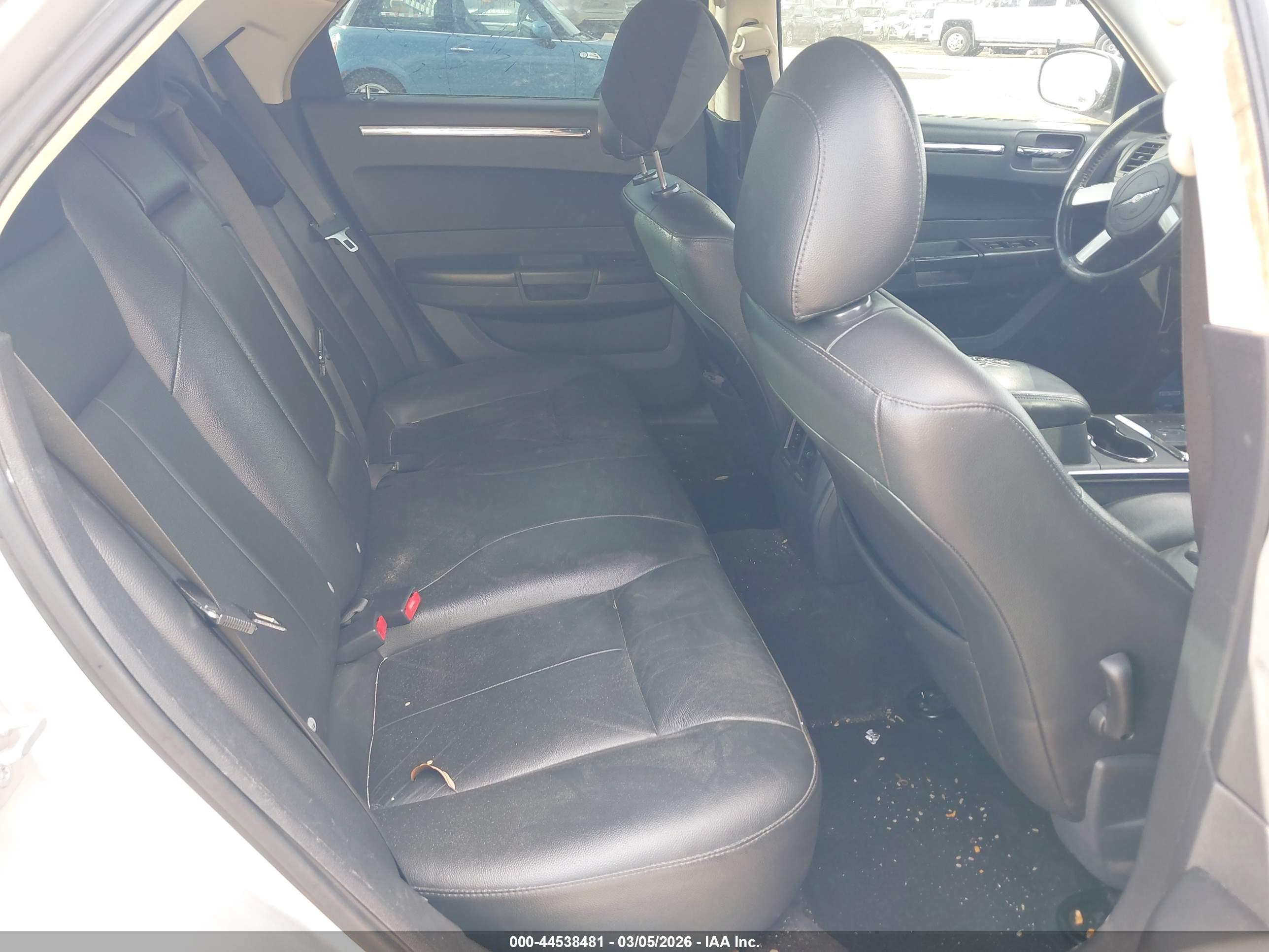 CHRYSLER 300 image 8