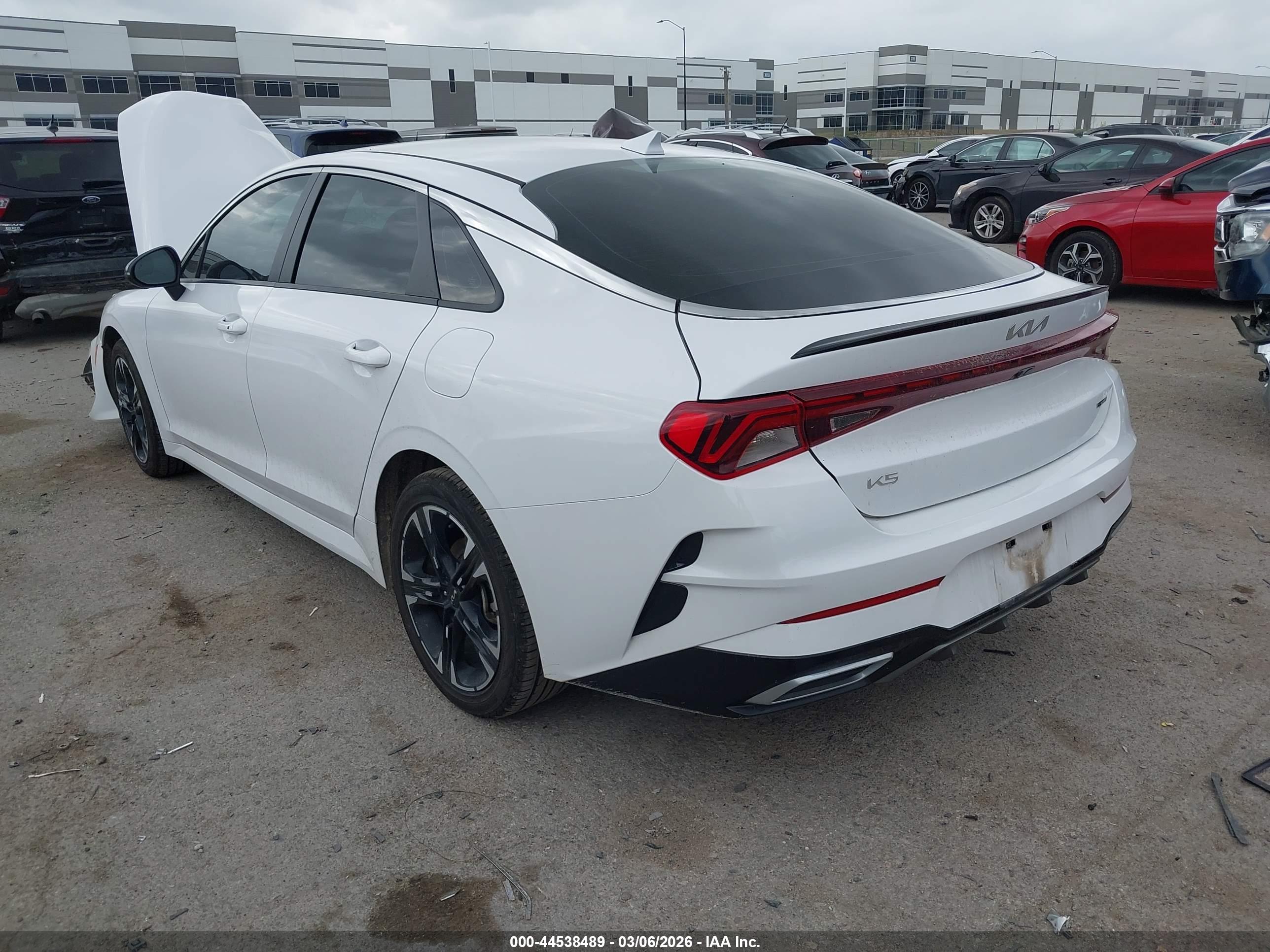 KIA K5 image 3