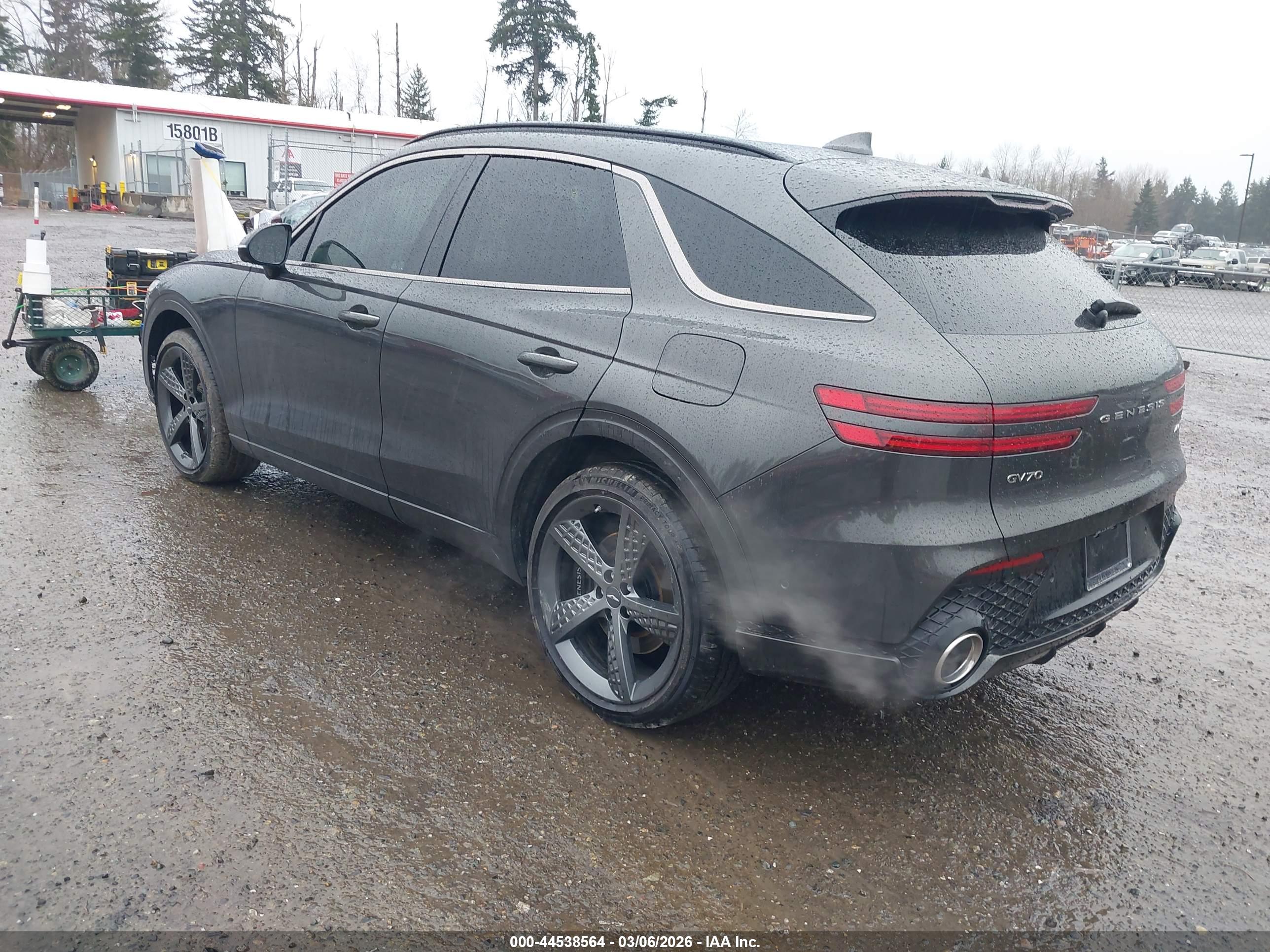 GENESIS GV70 image 3