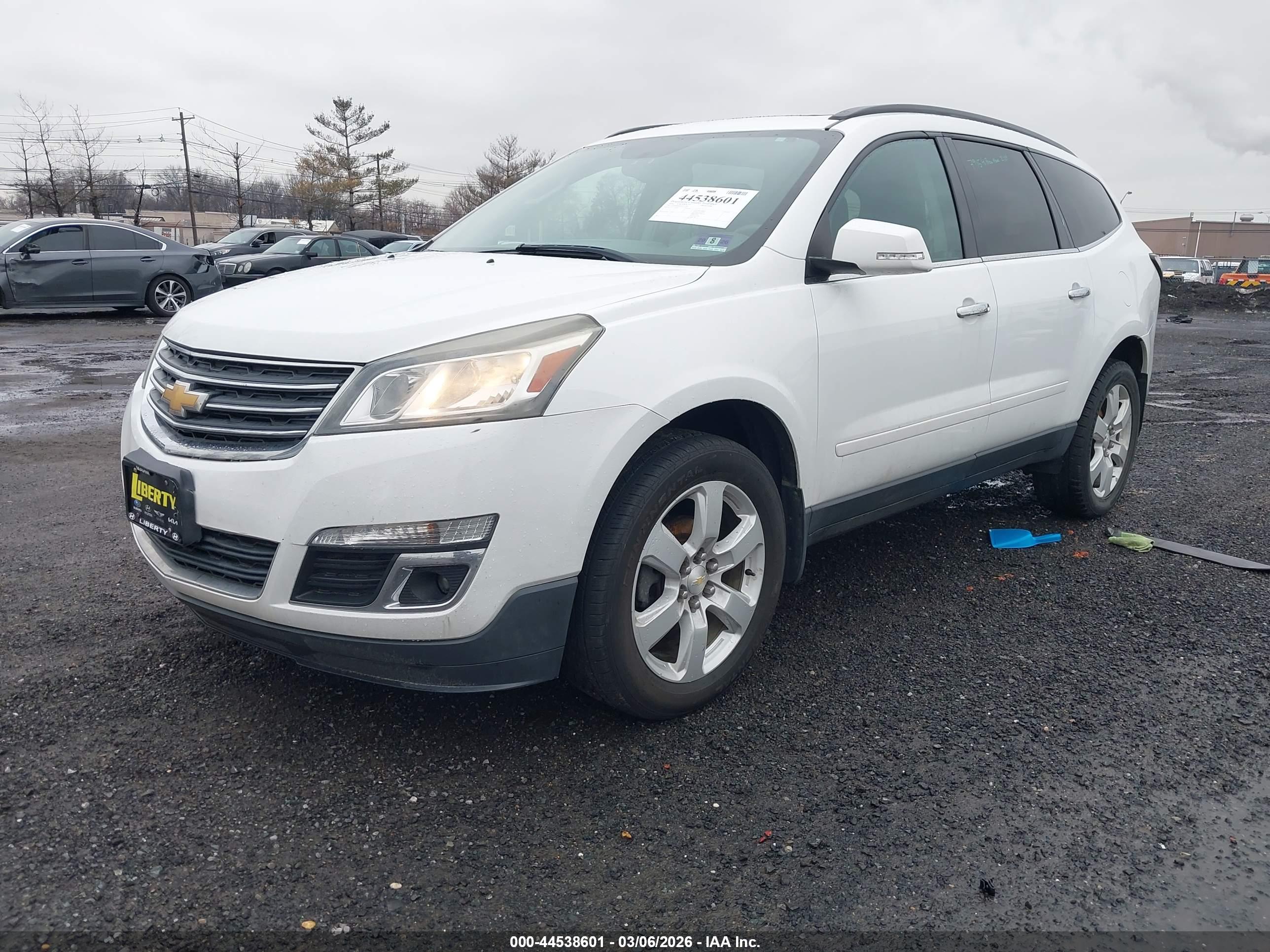 CHEVROLET TRAVERSE image 2