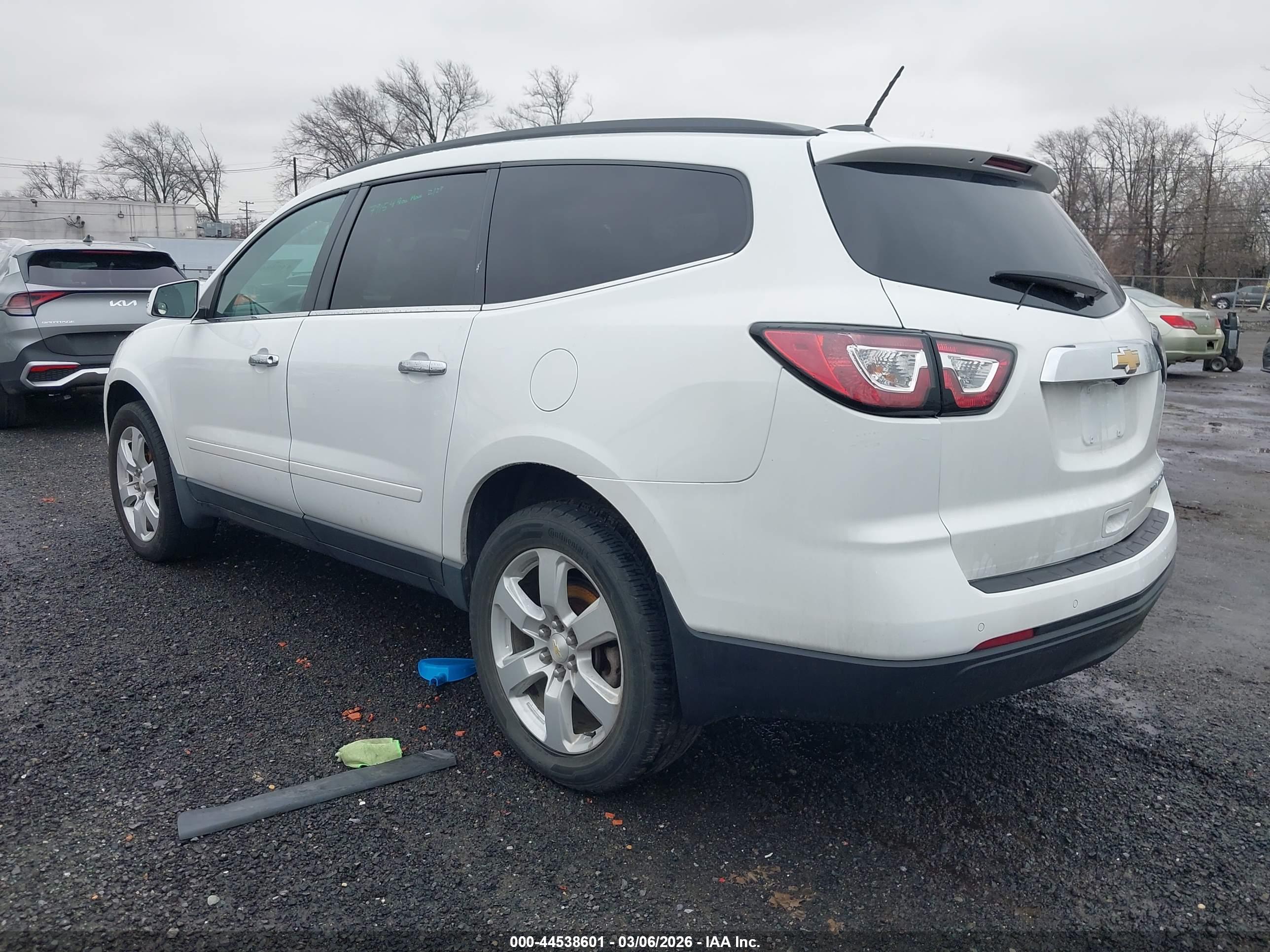 CHEVROLET TRAVERSE image 3