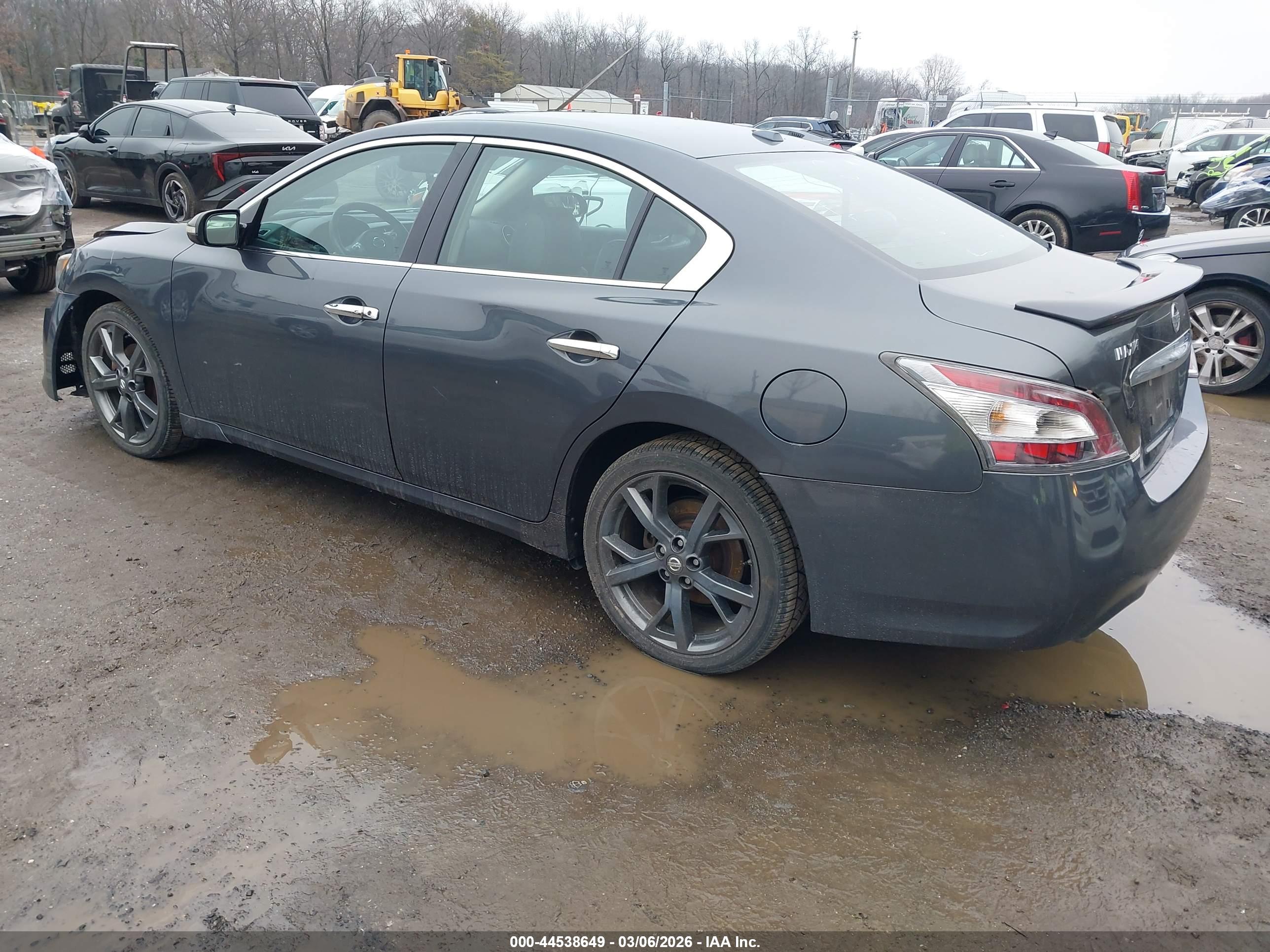 NISSAN MAXIMA image 3