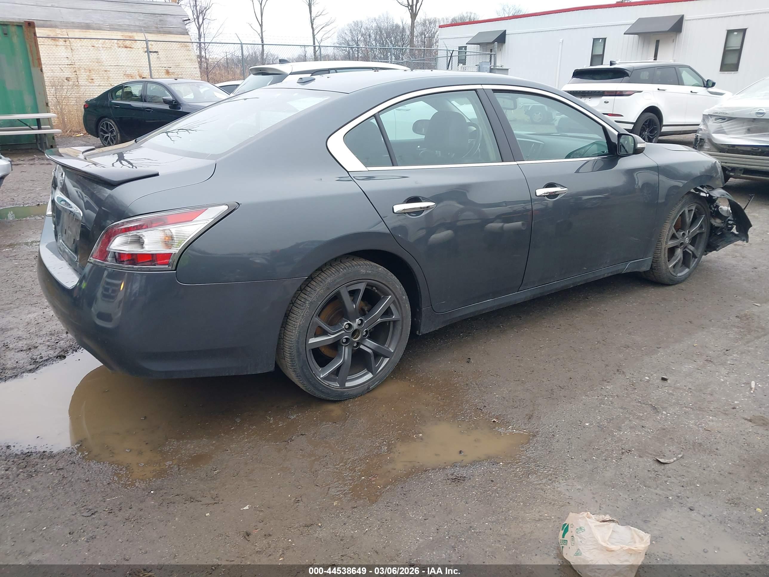 NISSAN MAXIMA image 4