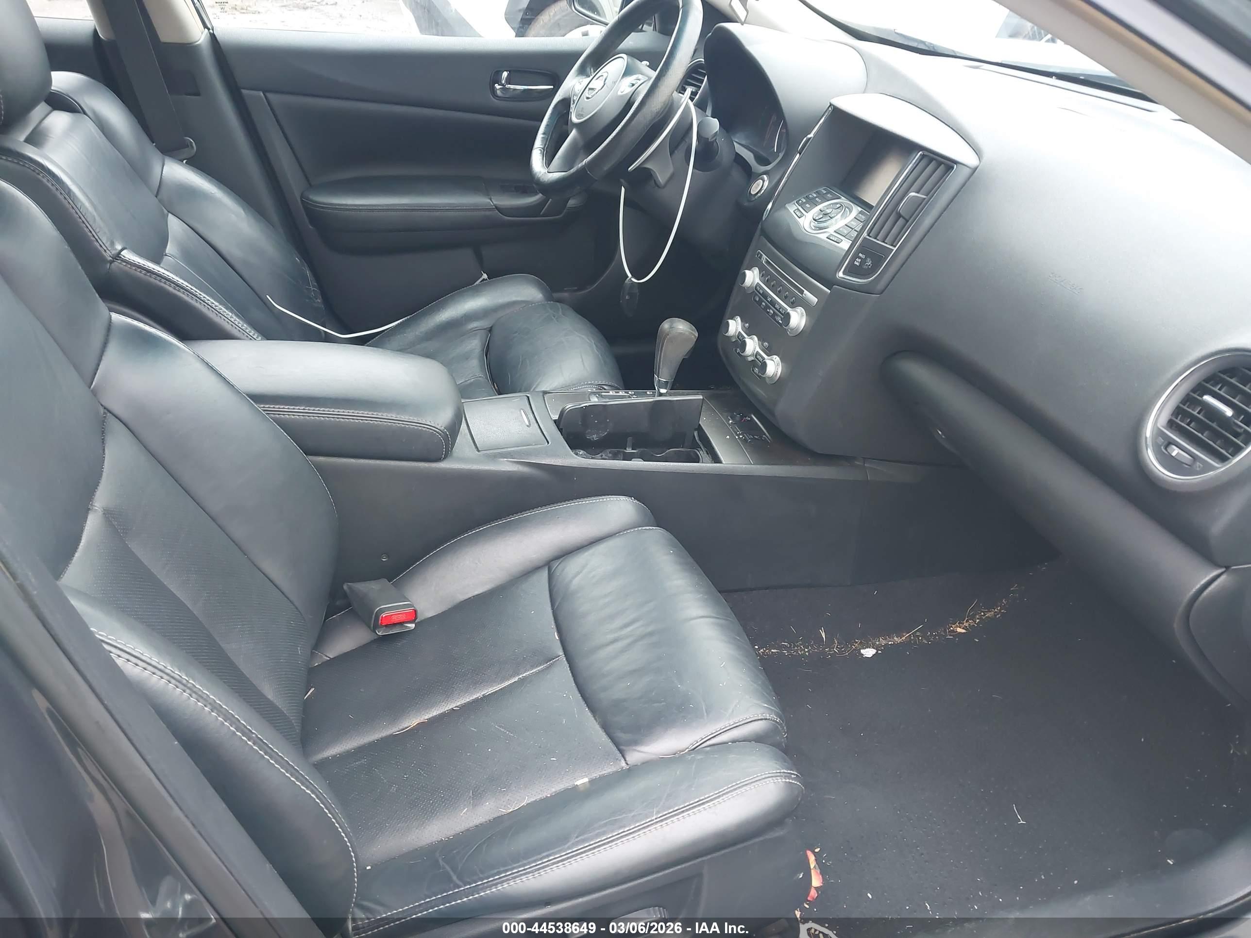 NISSAN MAXIMA image 5