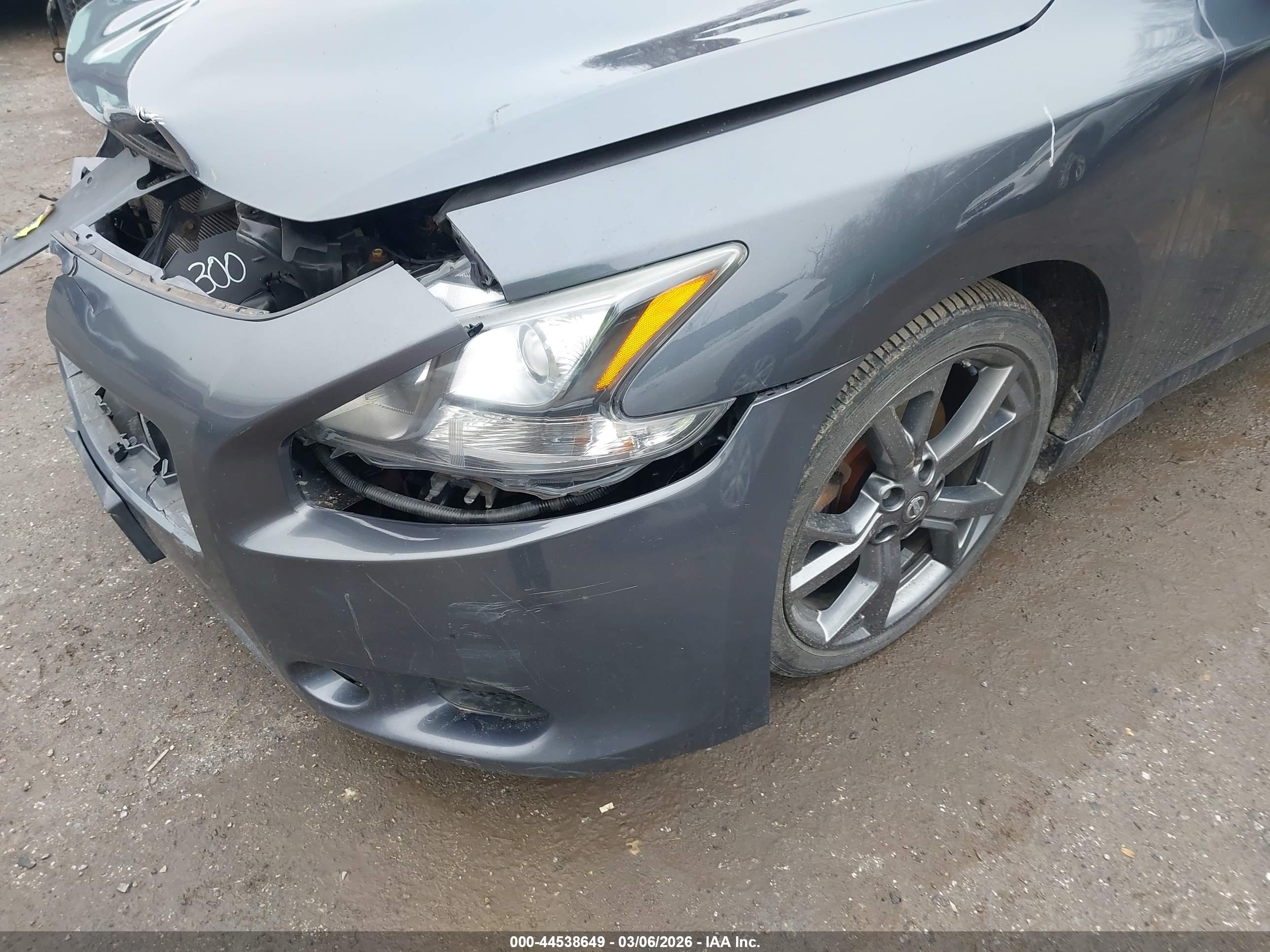 NISSAN MAXIMA image 6