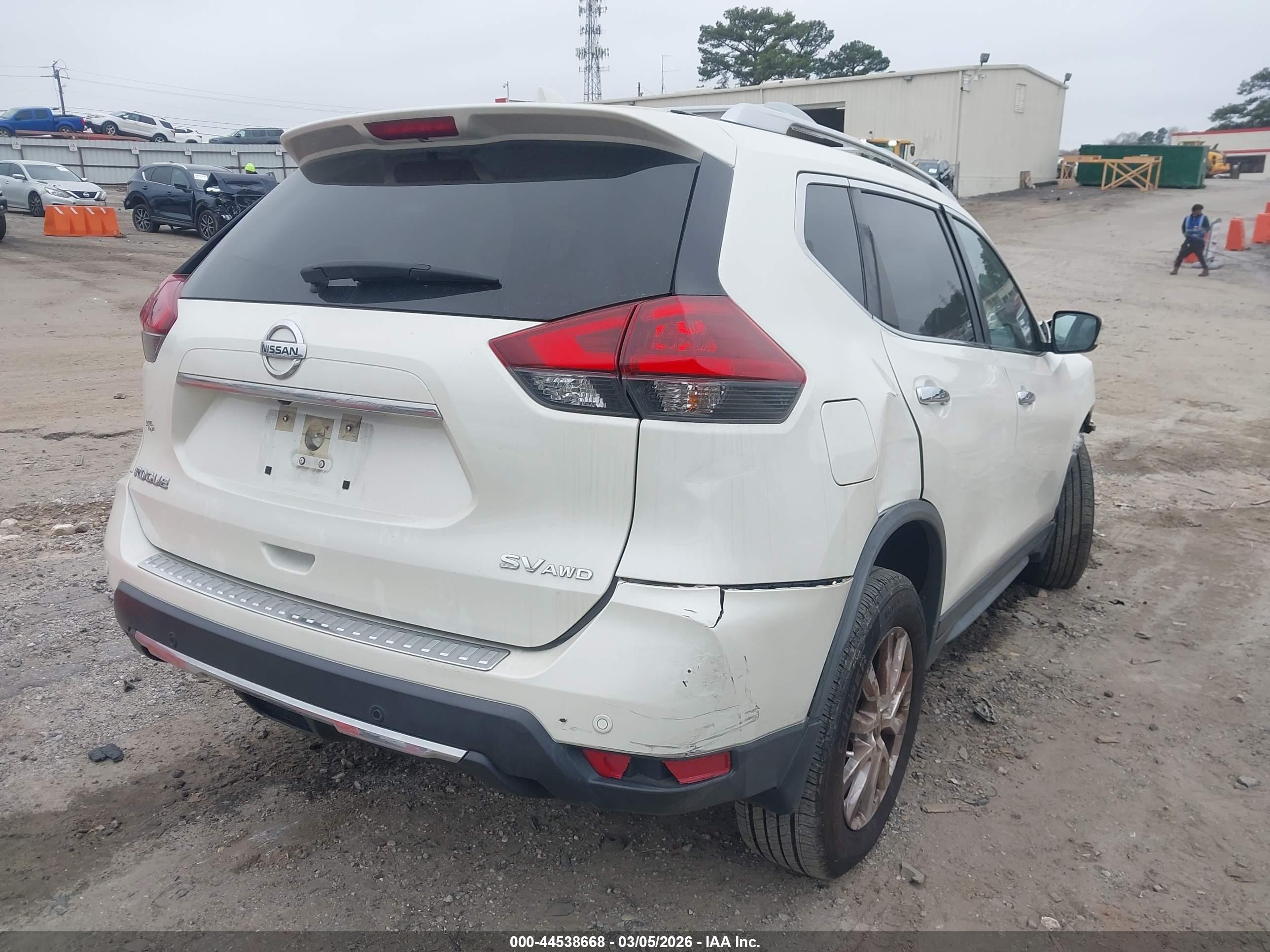 NISSAN ROGUE image 4
