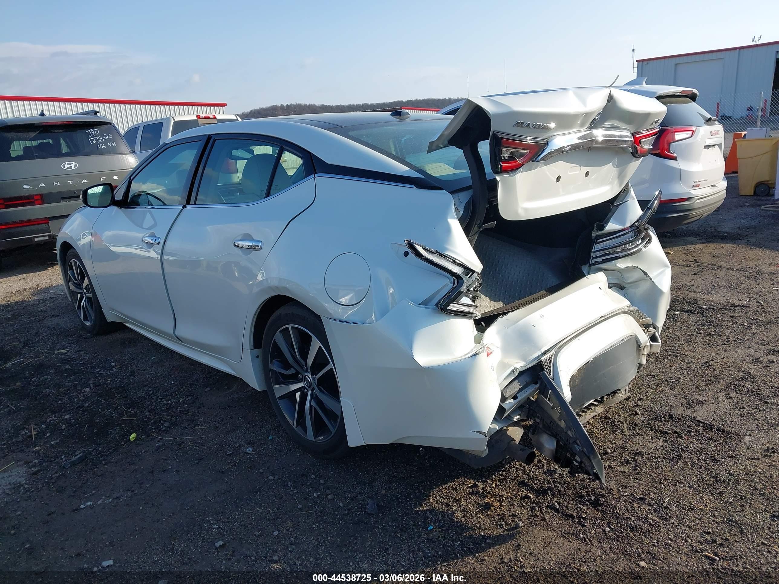 NISSAN MAXIMA image 3