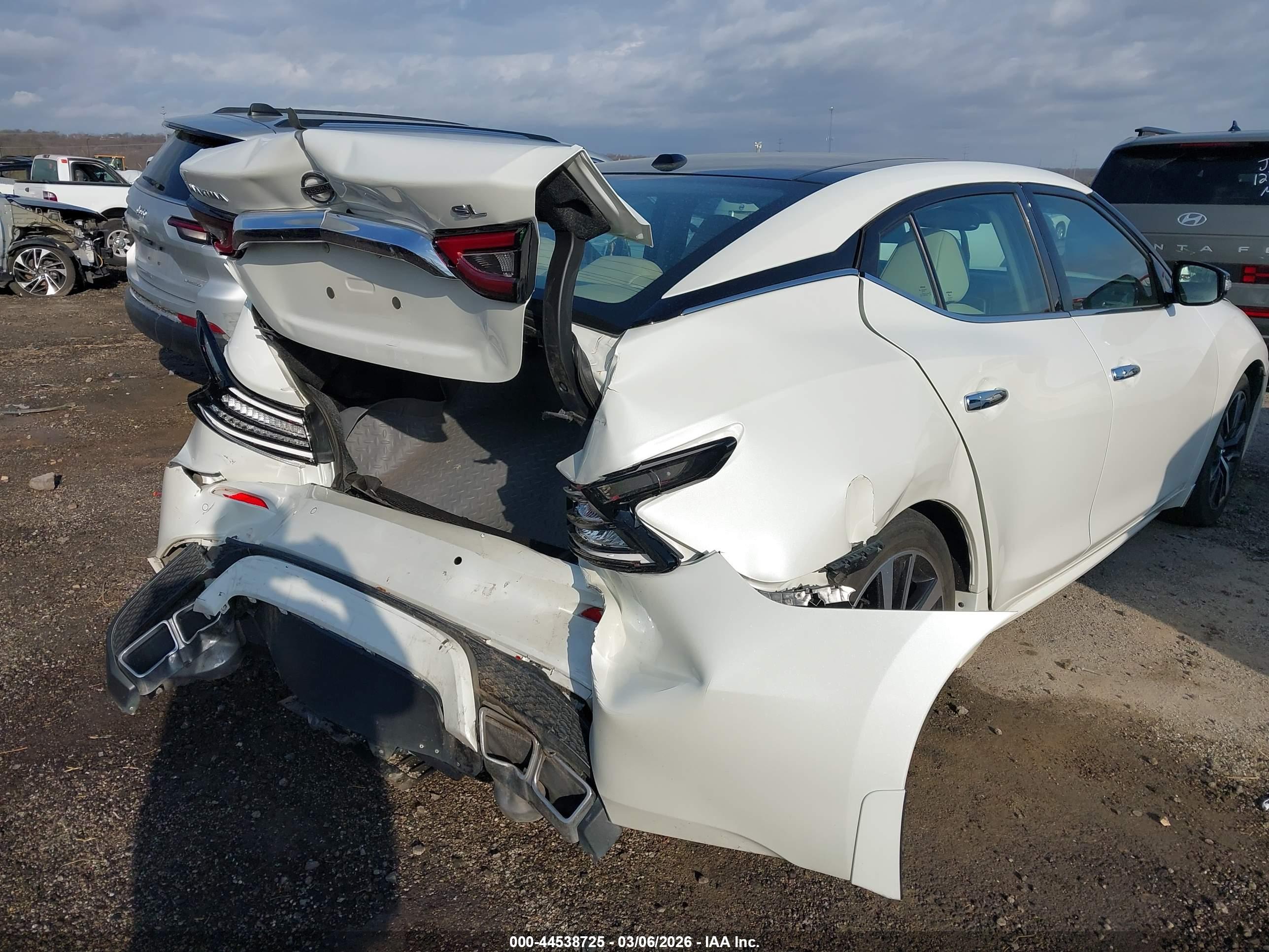 NISSAN MAXIMA image 6
