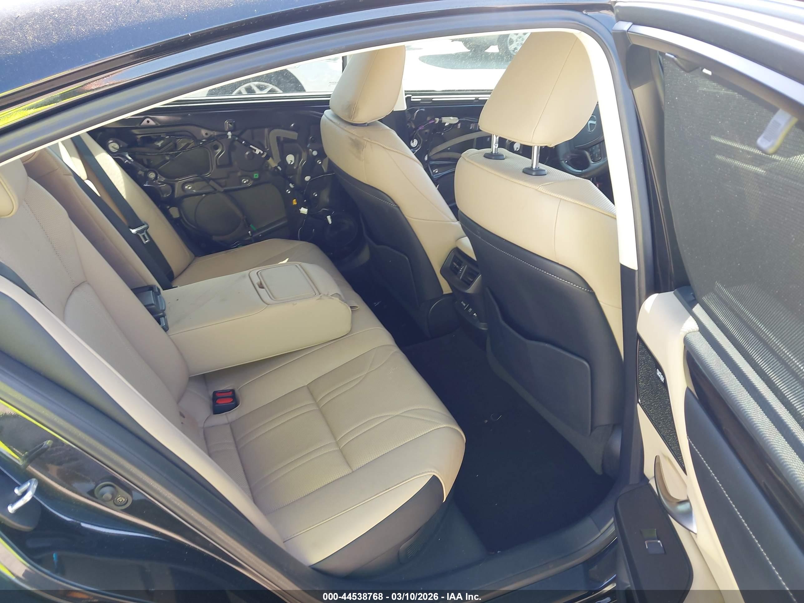 LEXUS ES image 8