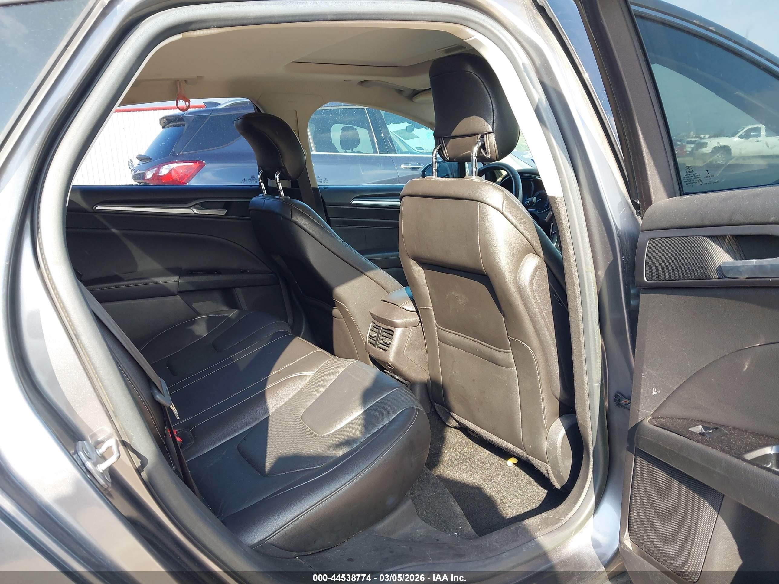 FORD FUSION image 8