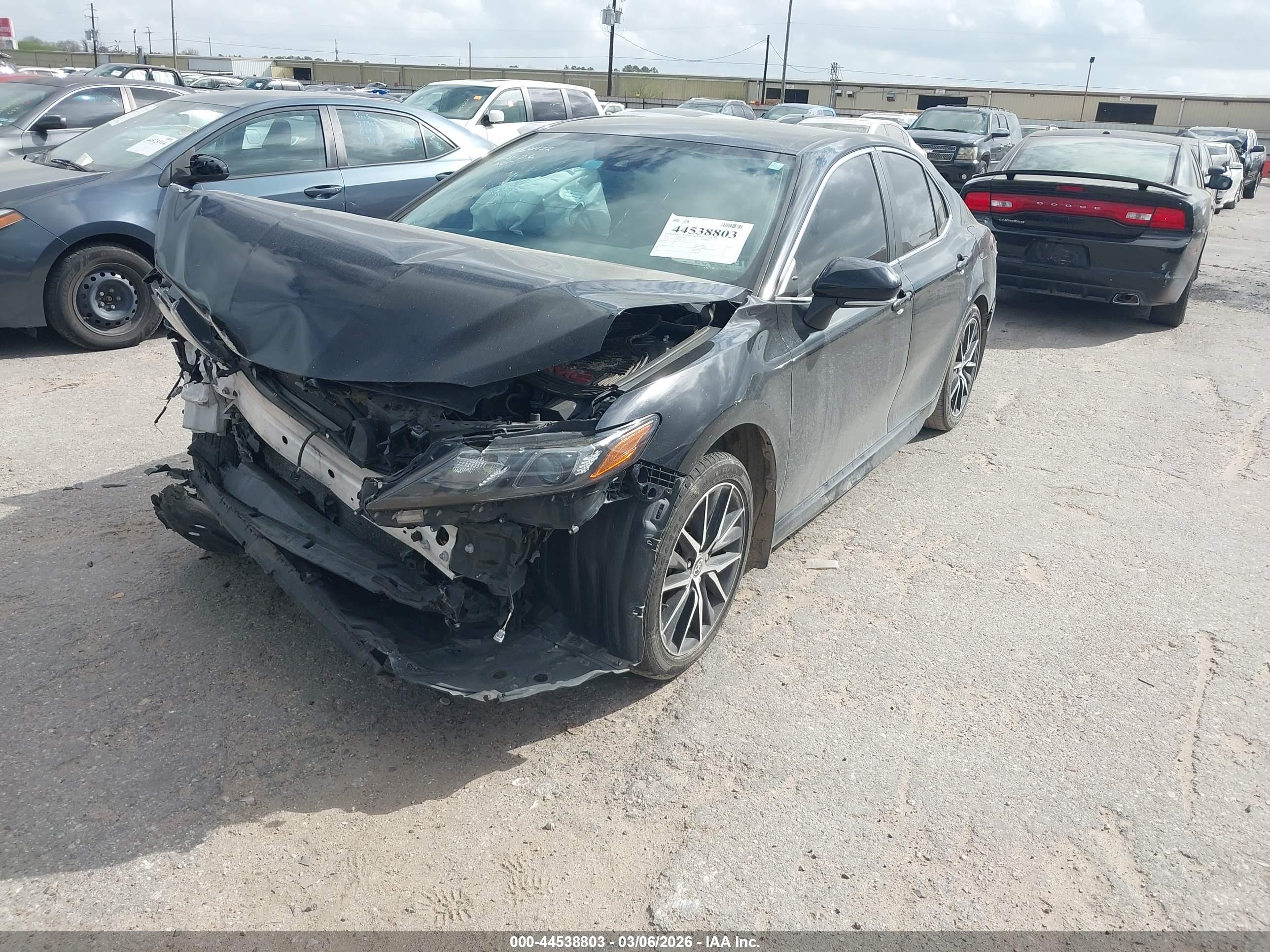 TOYOTA CAMRY image 2