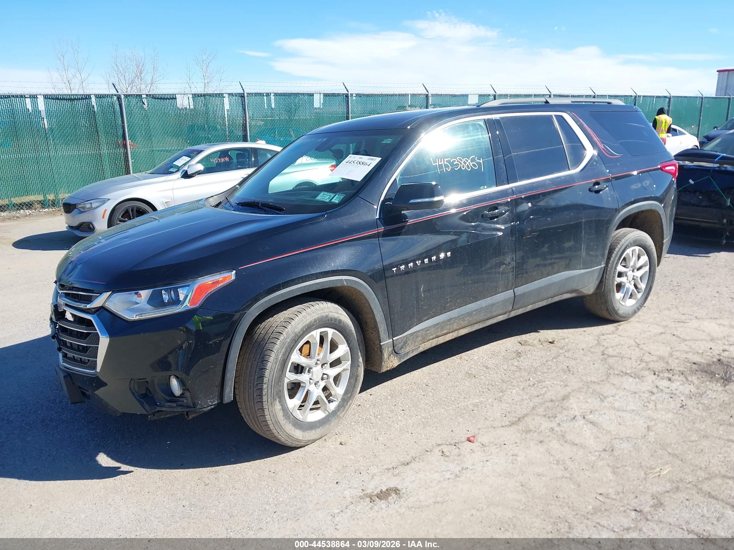 CHEVROLET TRAVERSE image 2