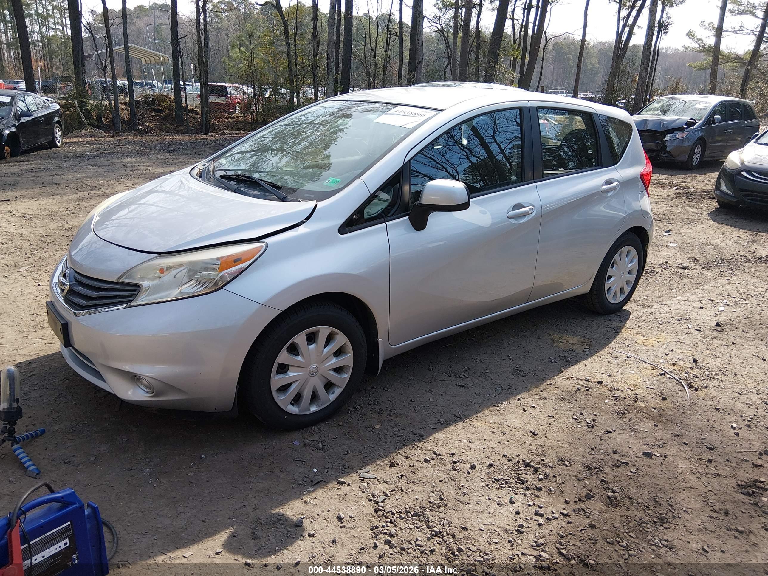 NISSAN VERSA image 2
