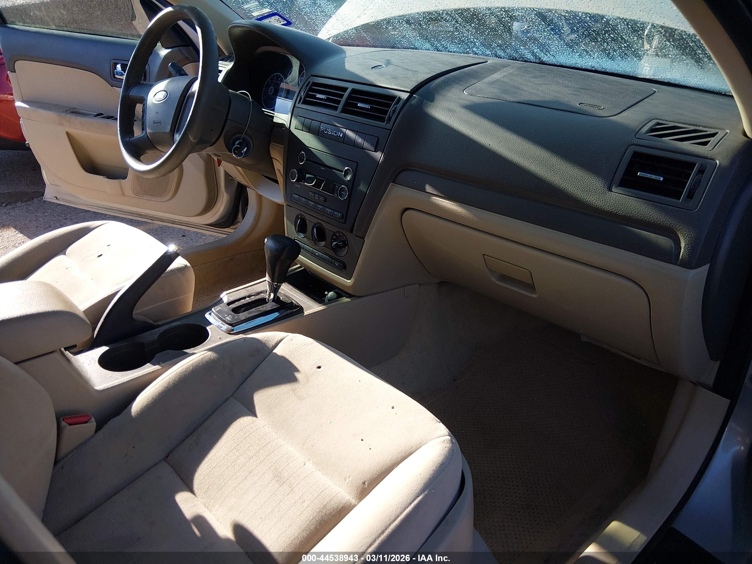 FORD FUSION image 5