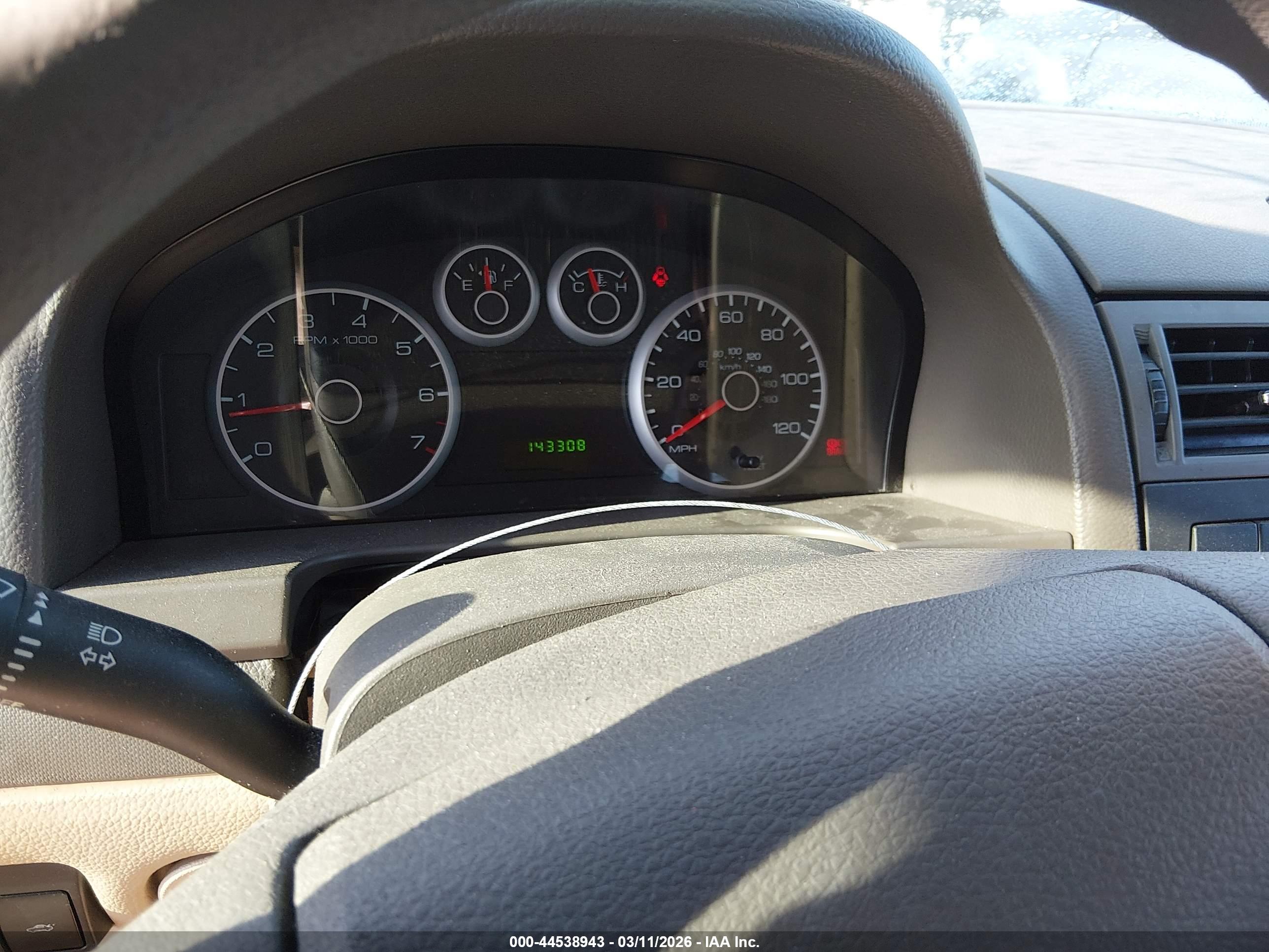 FORD FUSION image 7