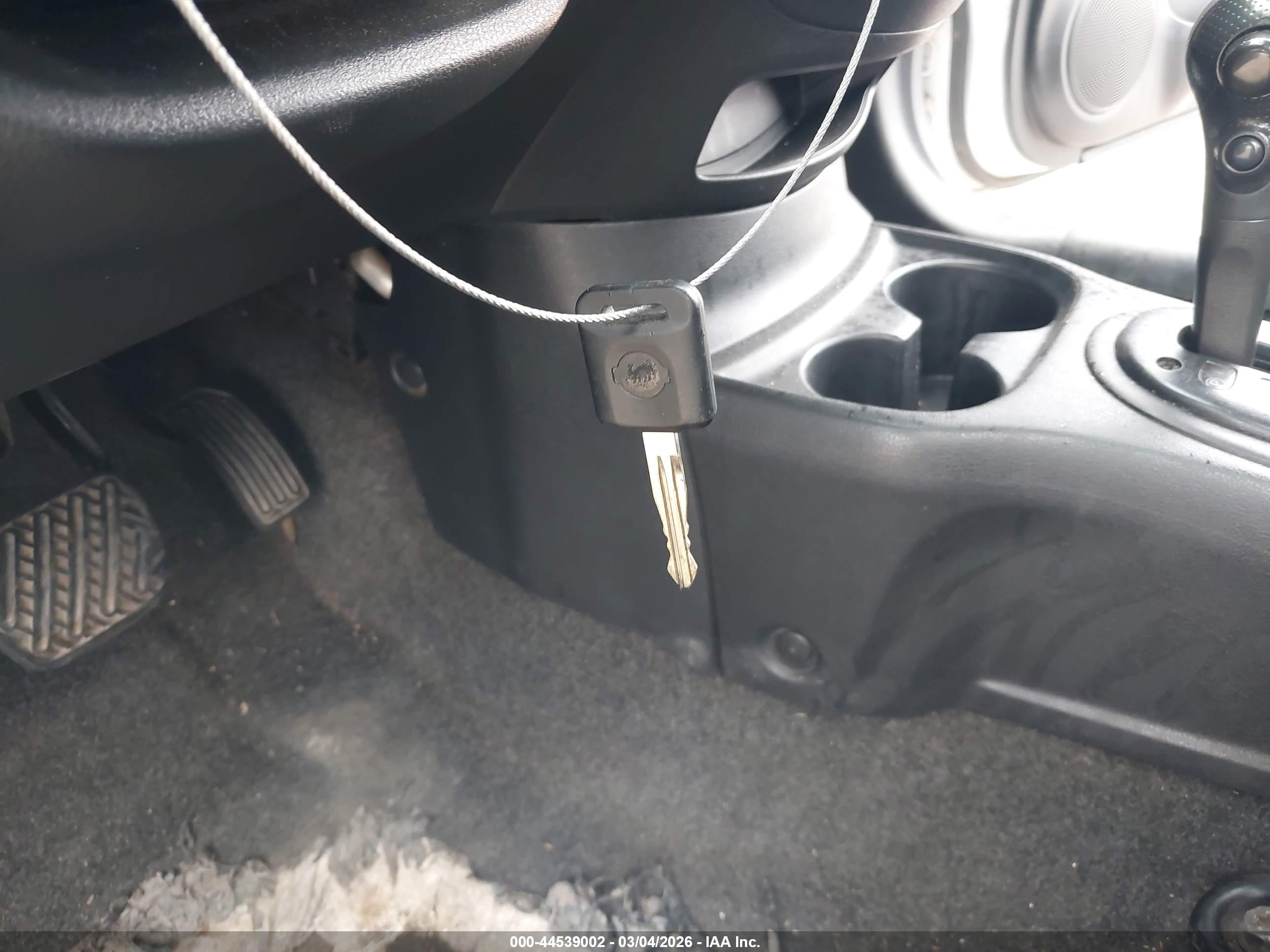 NISSAN VERSA image 11