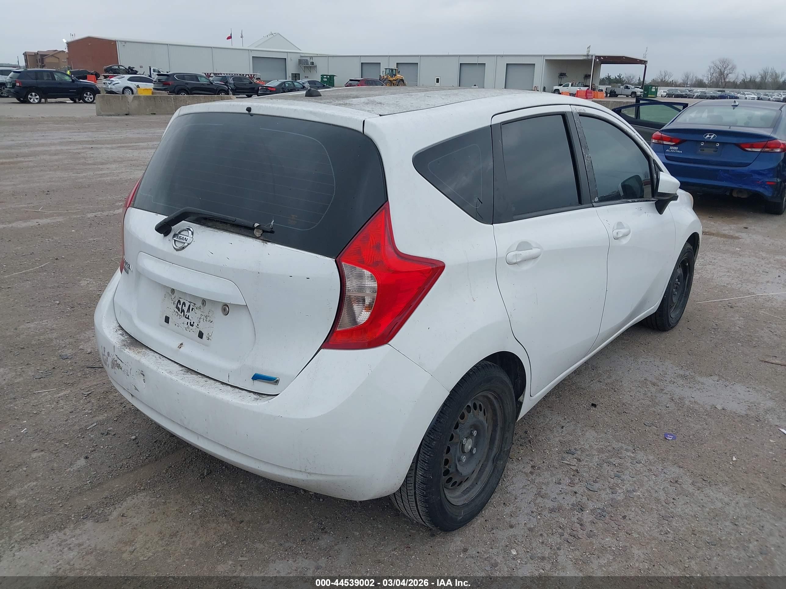 NISSAN VERSA image 4
