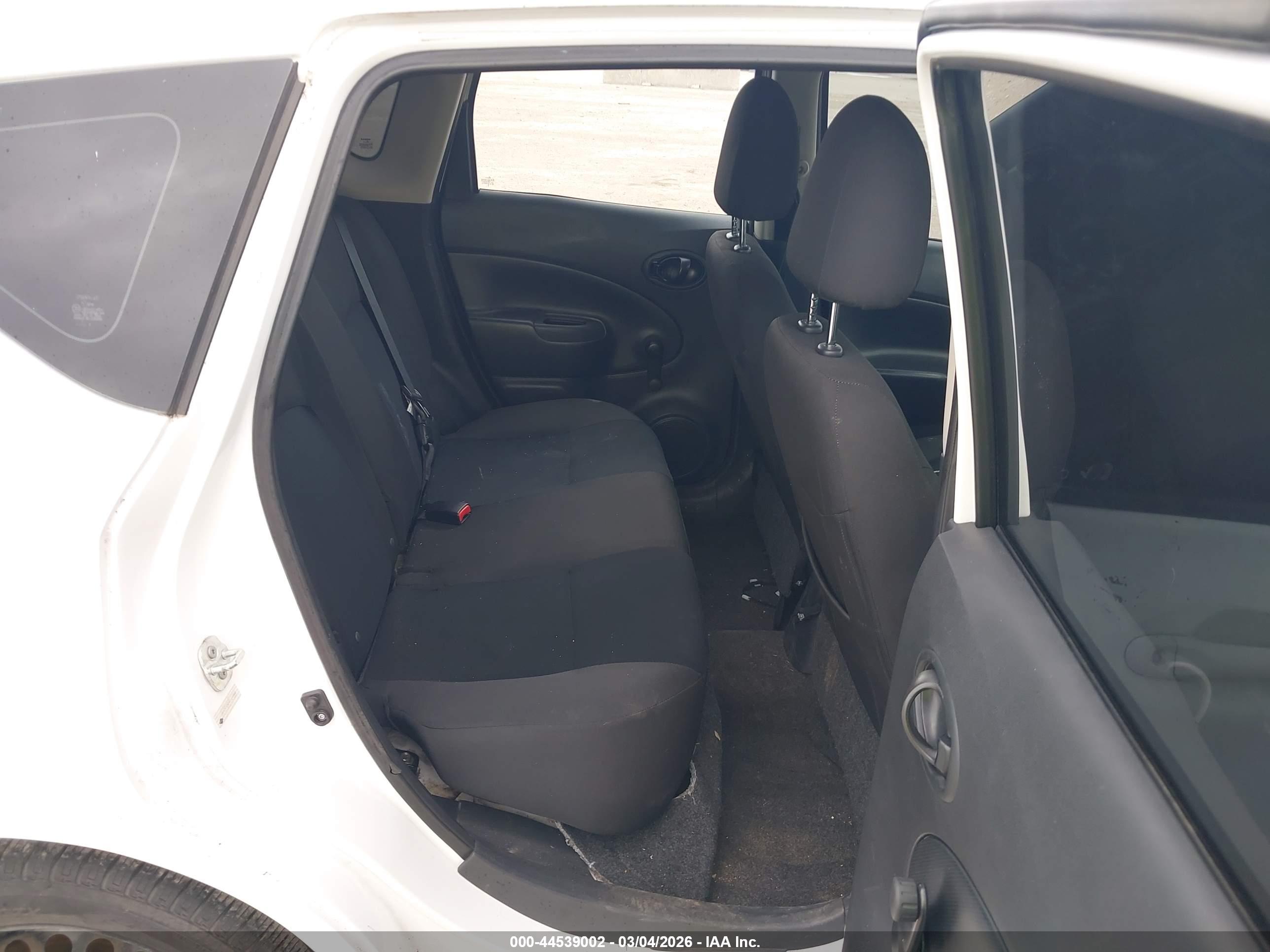 NISSAN VERSA image 8