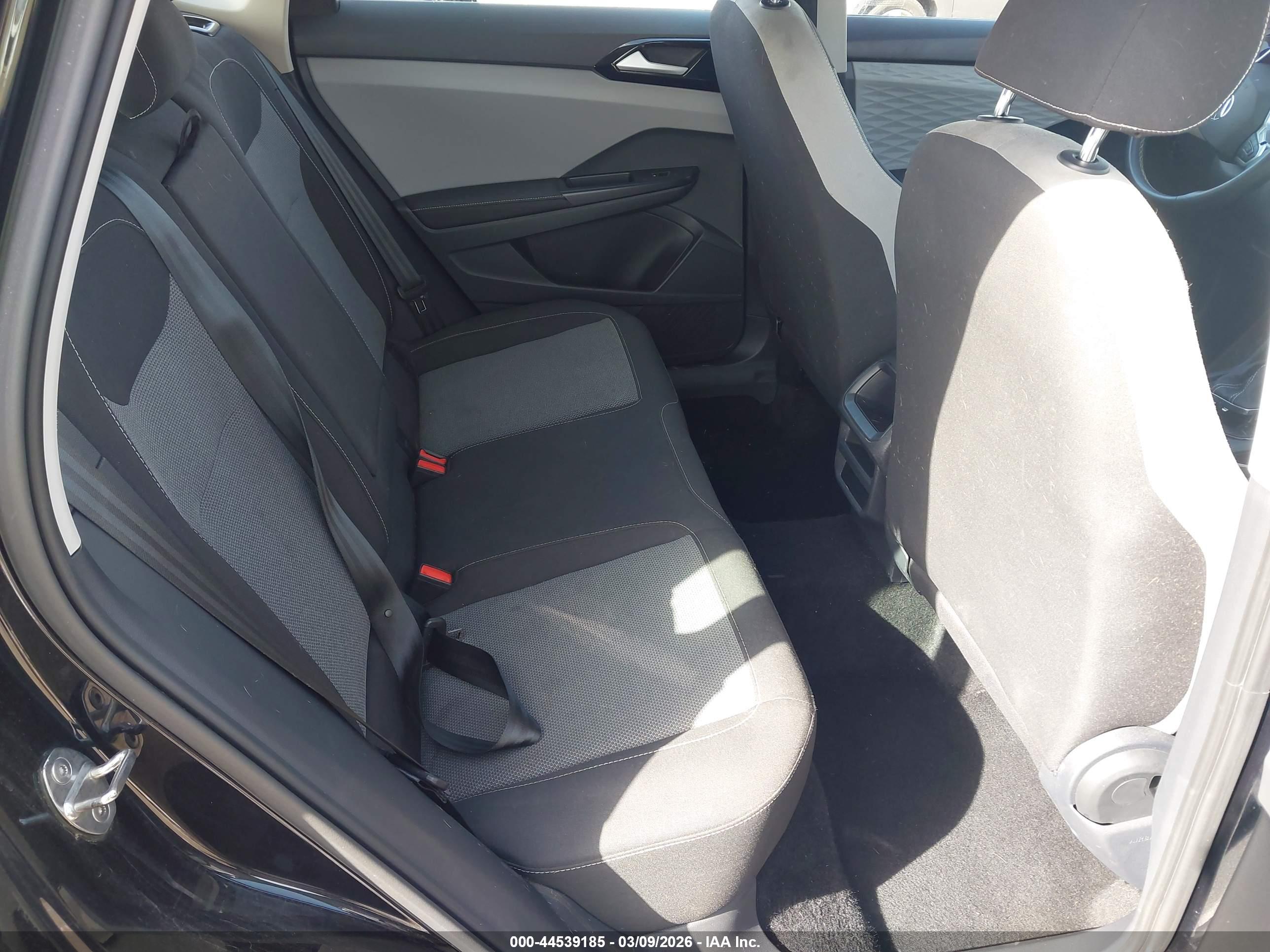 VOLKSWAGEN TAOS image 8