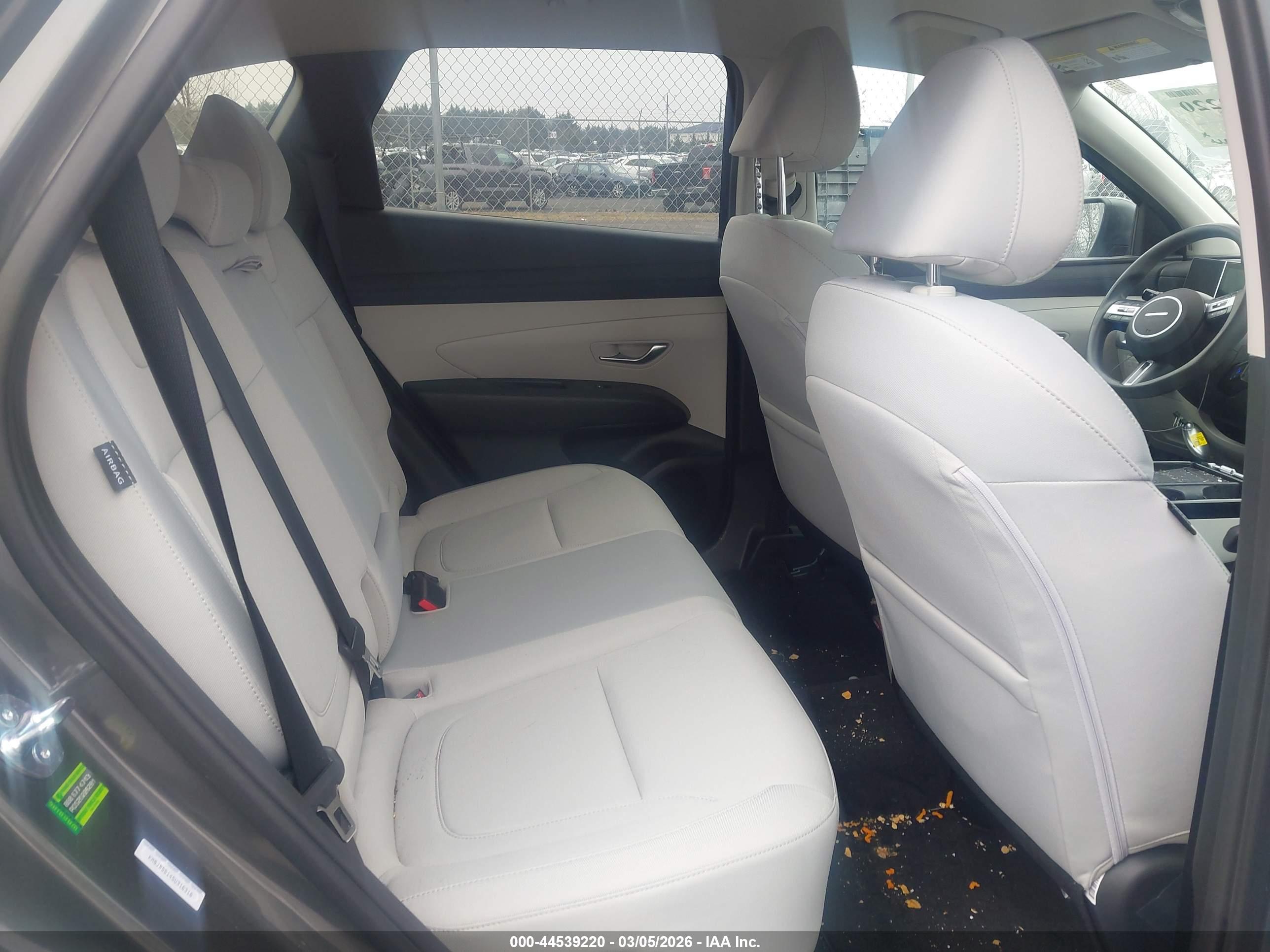 HYUNDAI TUCSON image 8