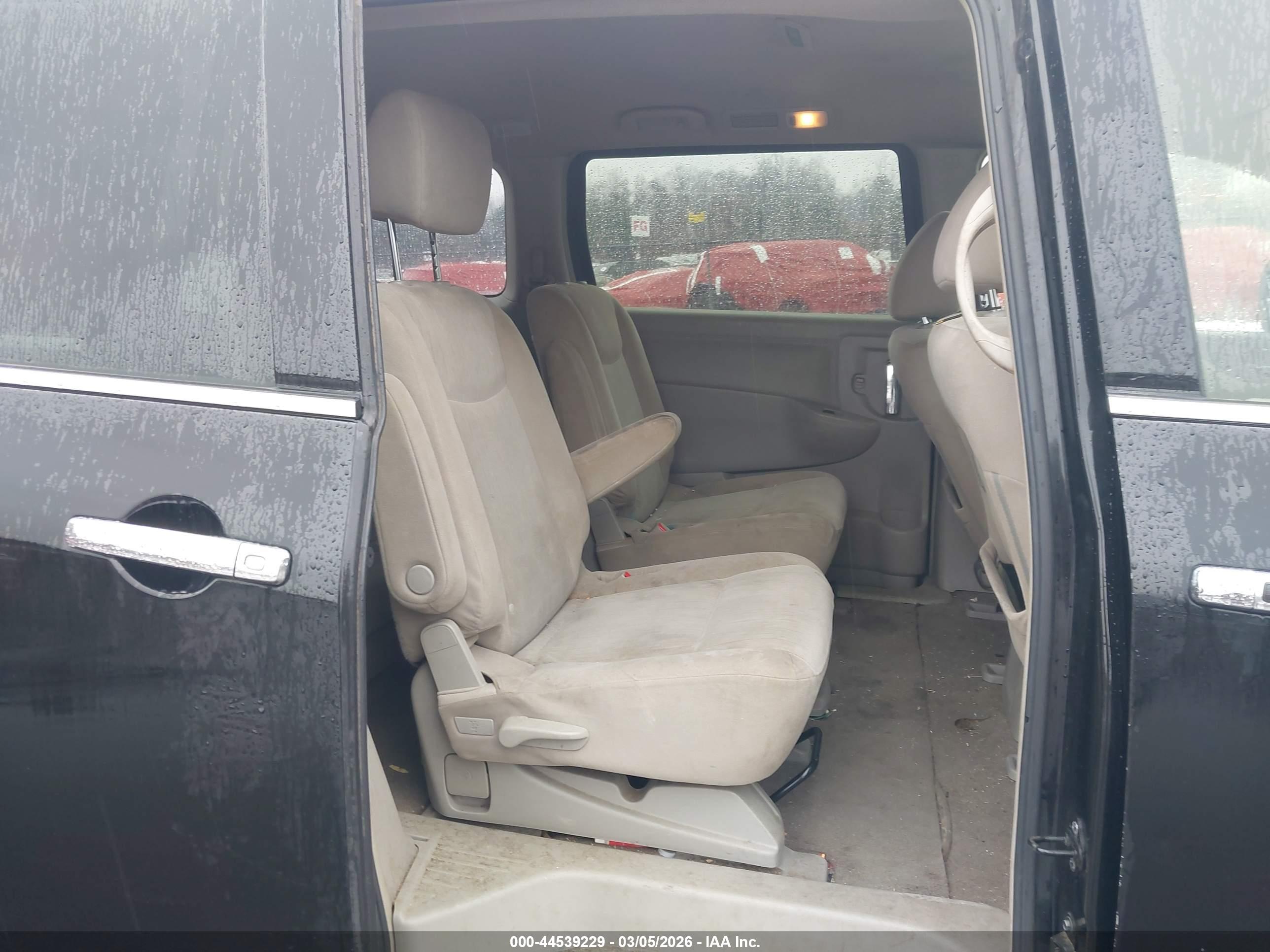 NISSAN QUEST image 8