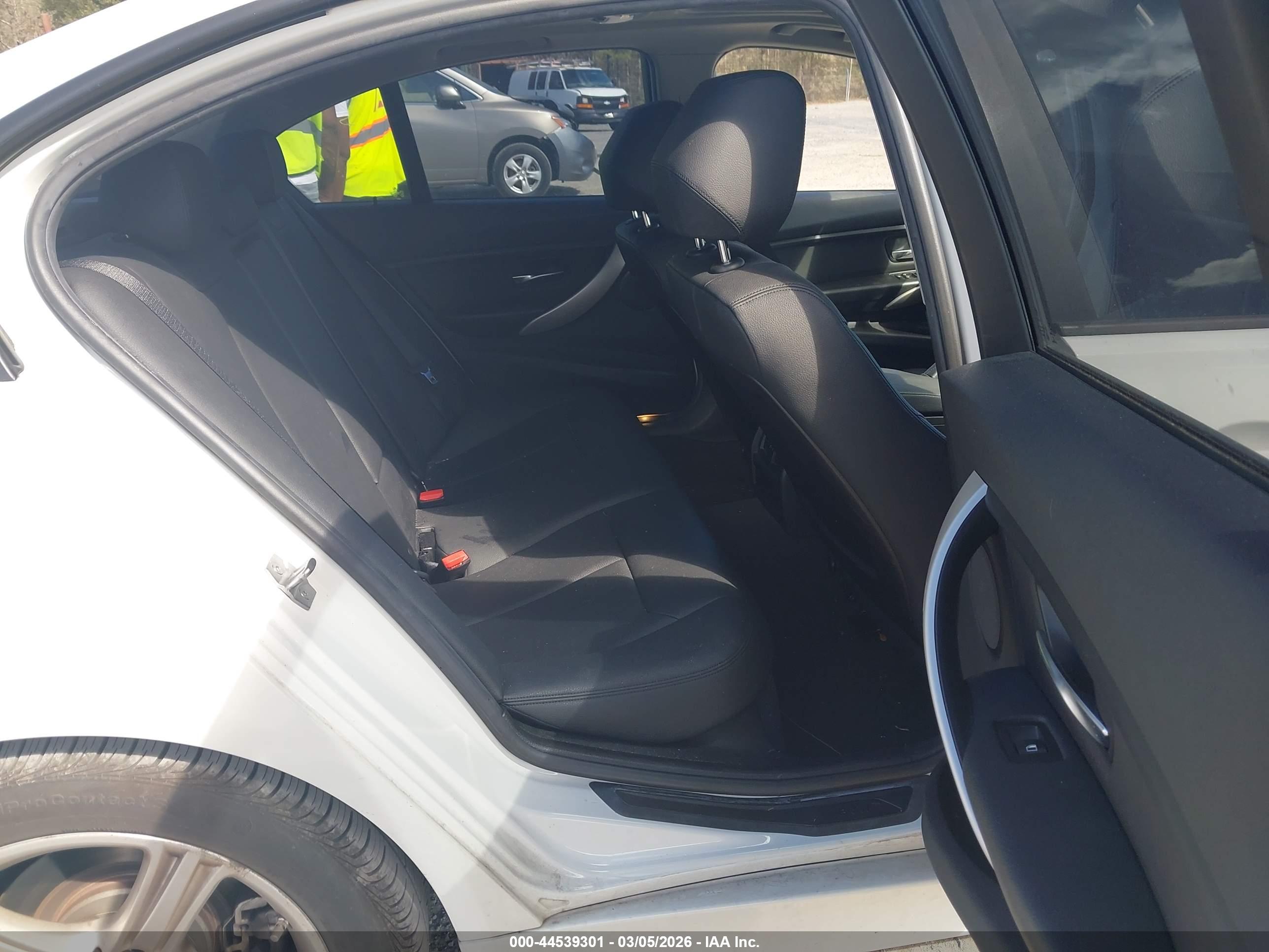 BMW 320I image 8