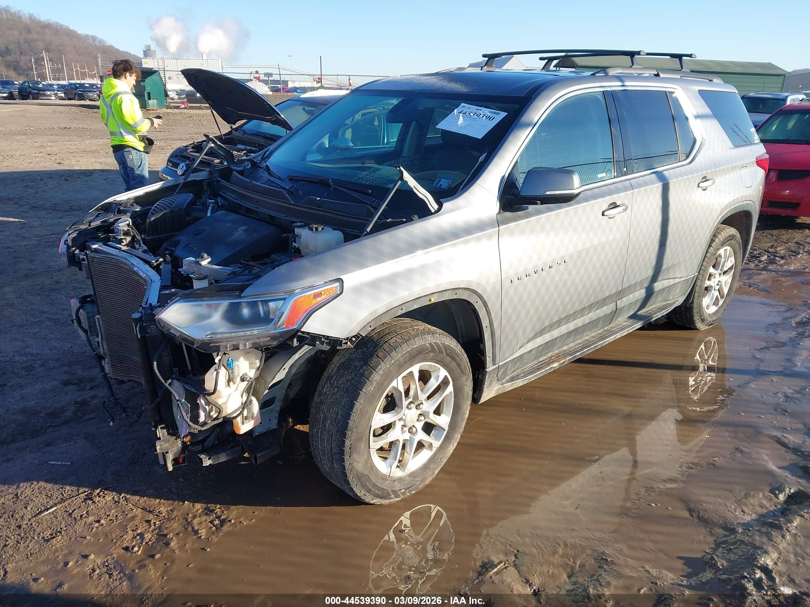 CHEVROLET TRAVERSE image 2