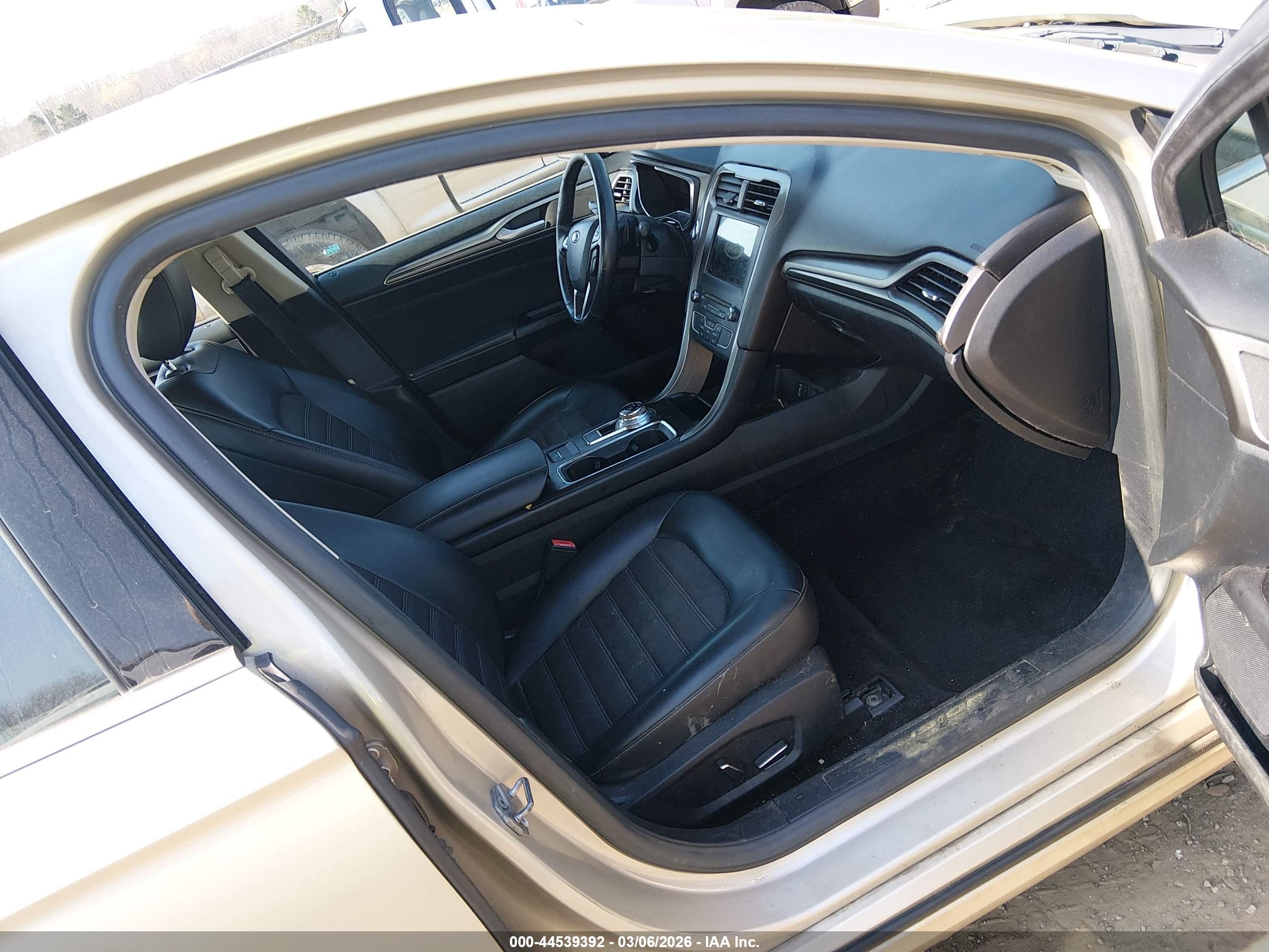 FORD FUSION image 5