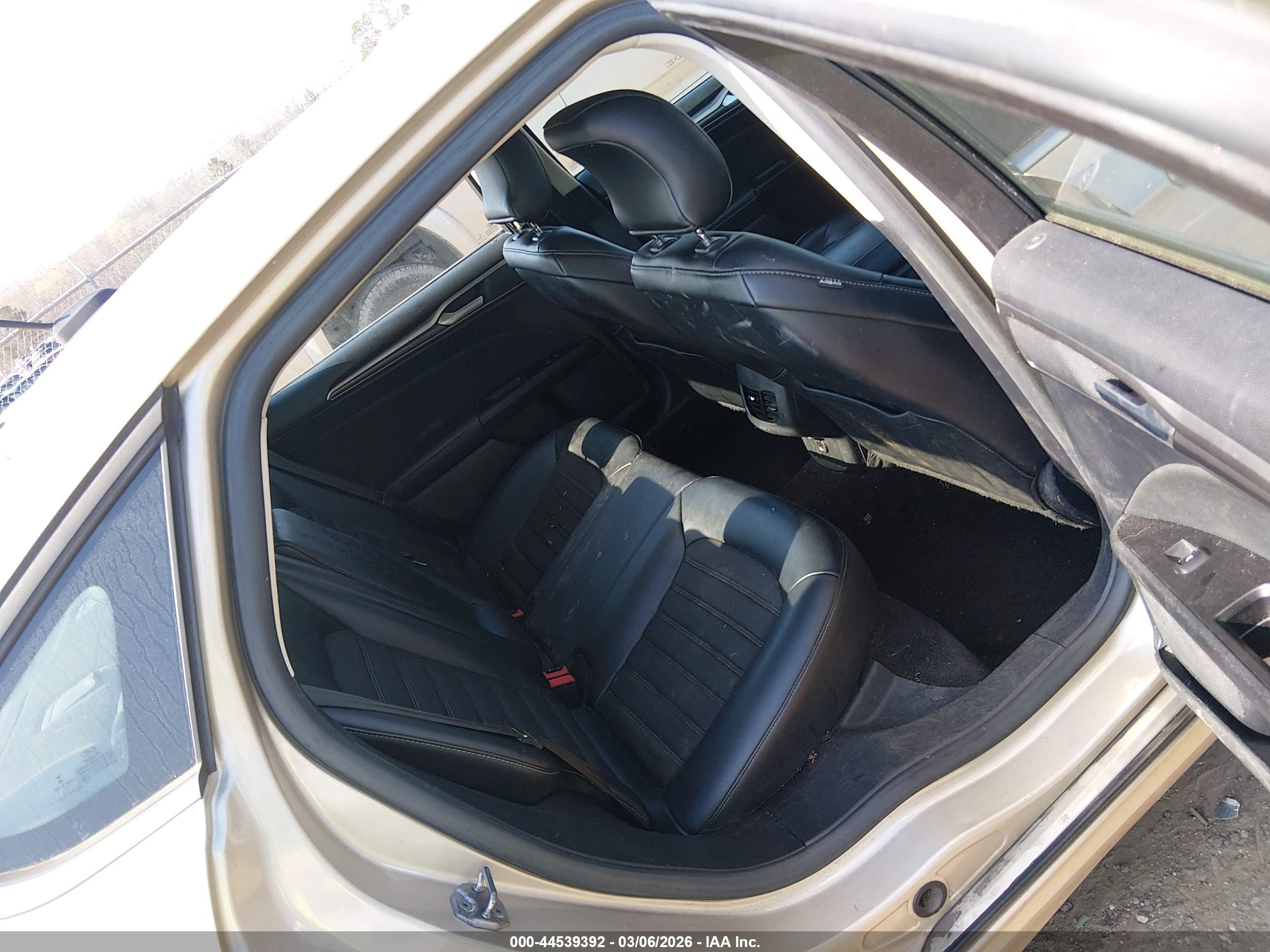 FORD FUSION image 8