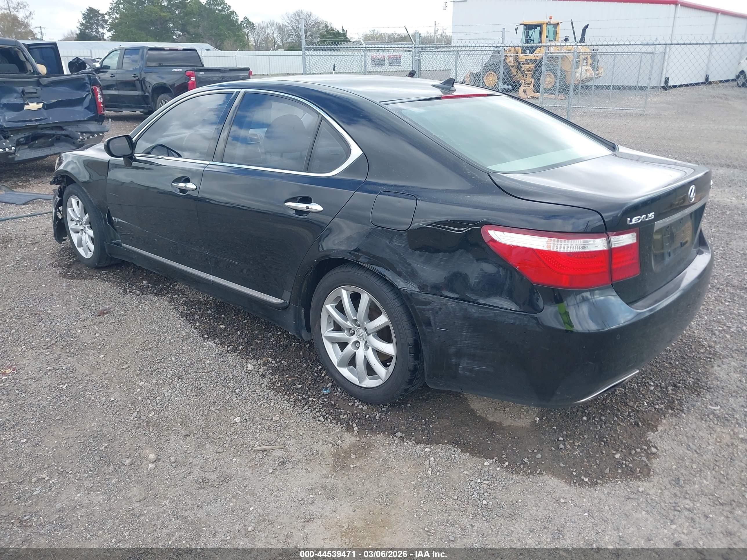 LEXUS LS image 3