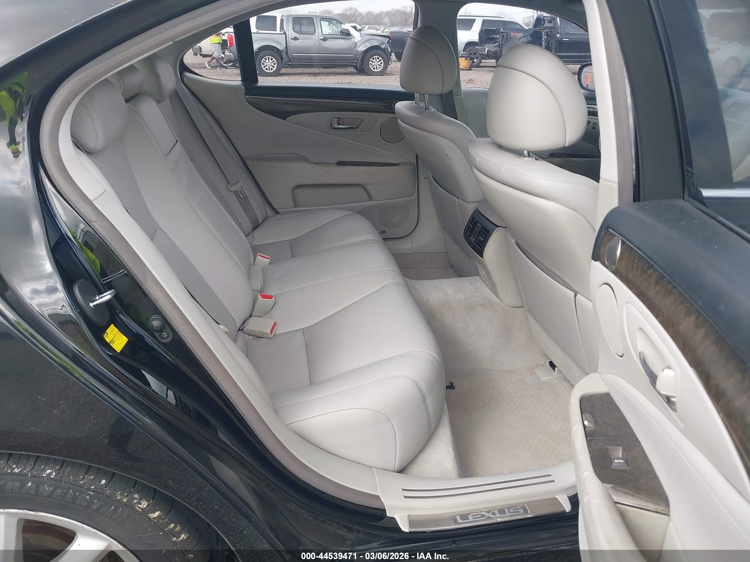 LEXUS LS image 8