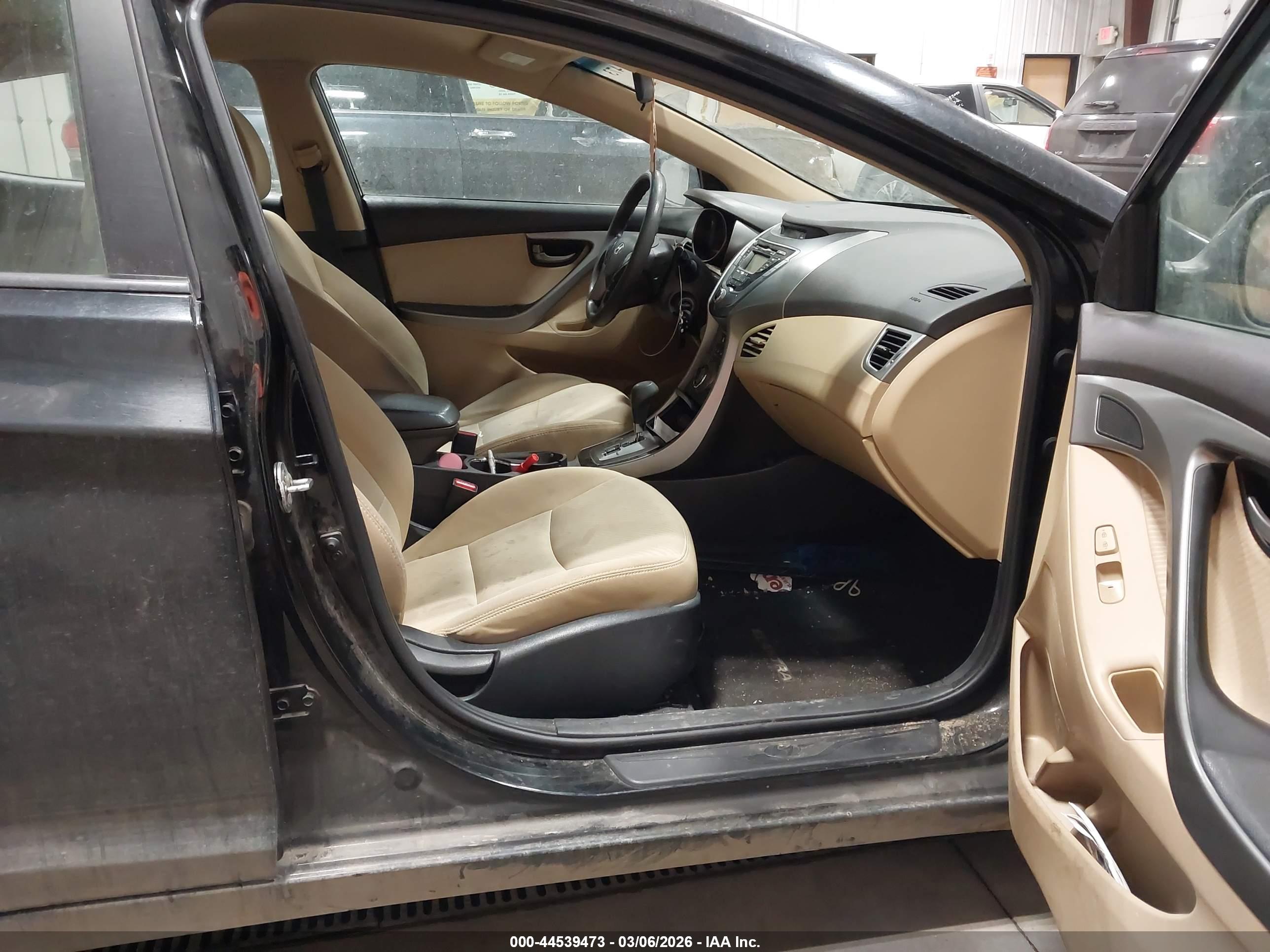 HYUNDAI ELANTRA image 5