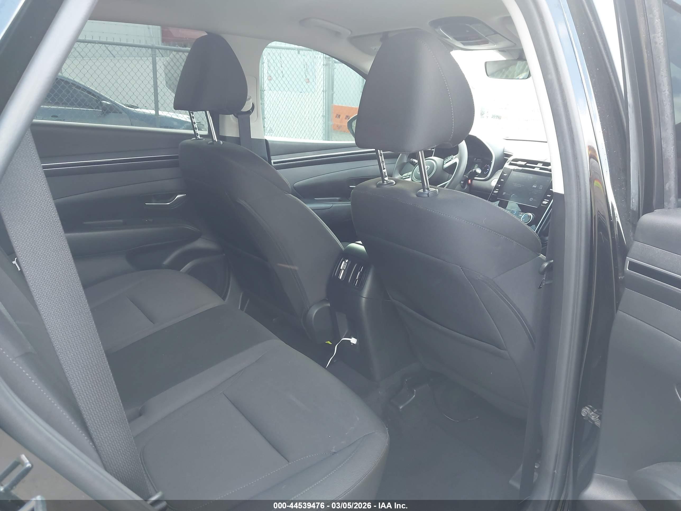 HYUNDAI TUCSON image 8