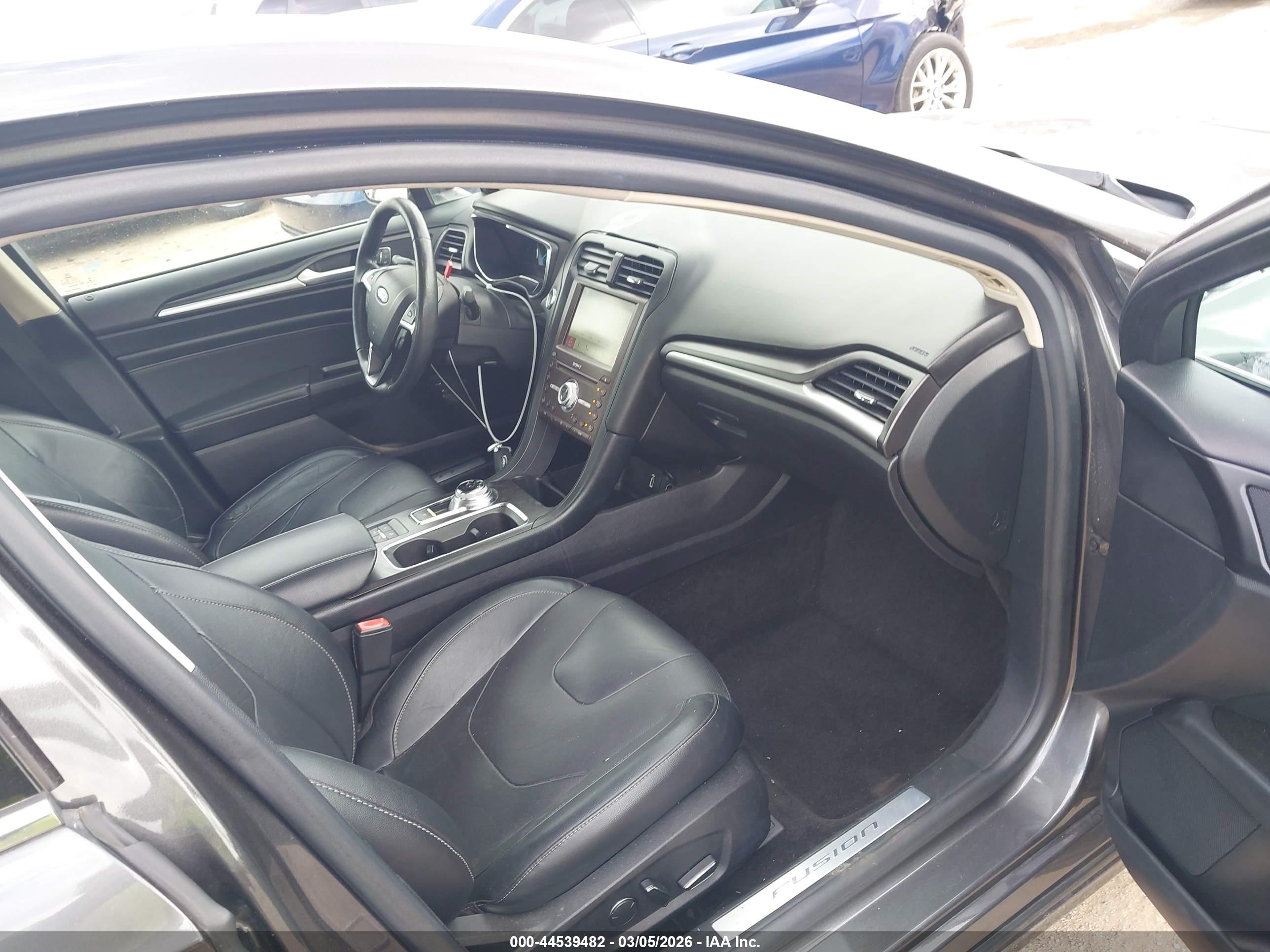 FORD FUSION image 5