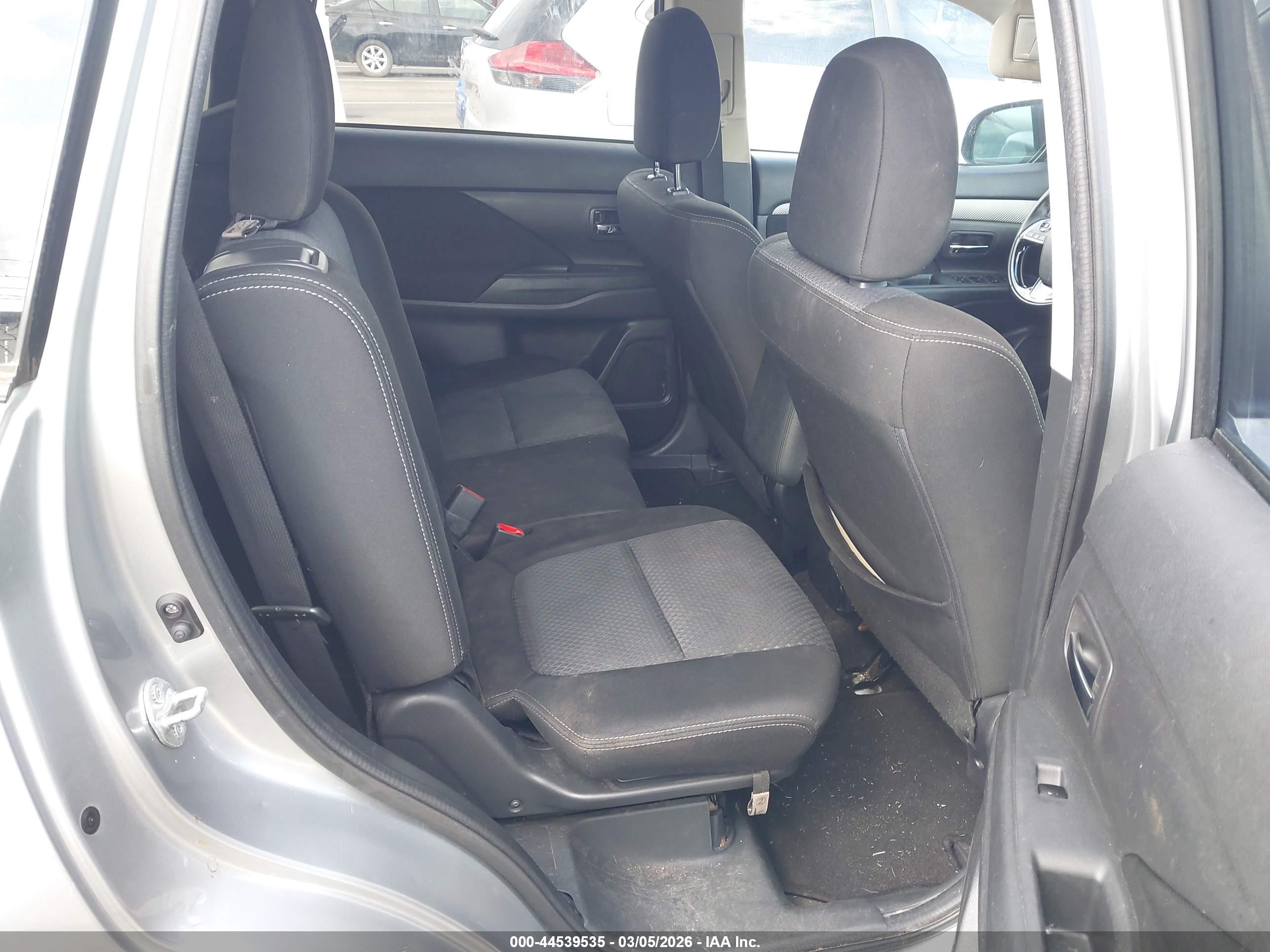 MITSUBISHI OUTLANDER image 8