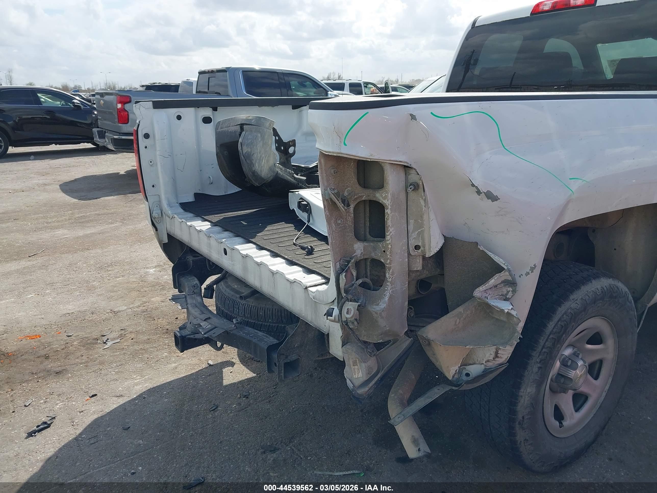 CHEVROLET SILVERADO image 6