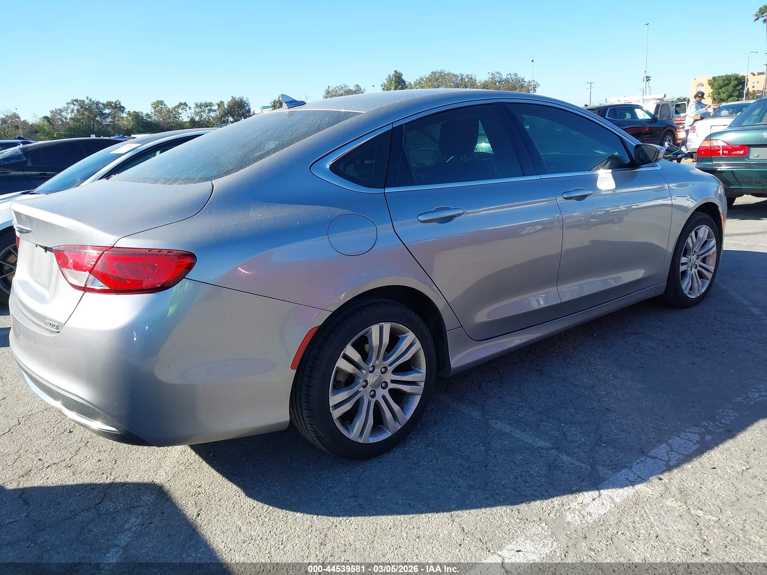 CHRYSLER 200 image 4