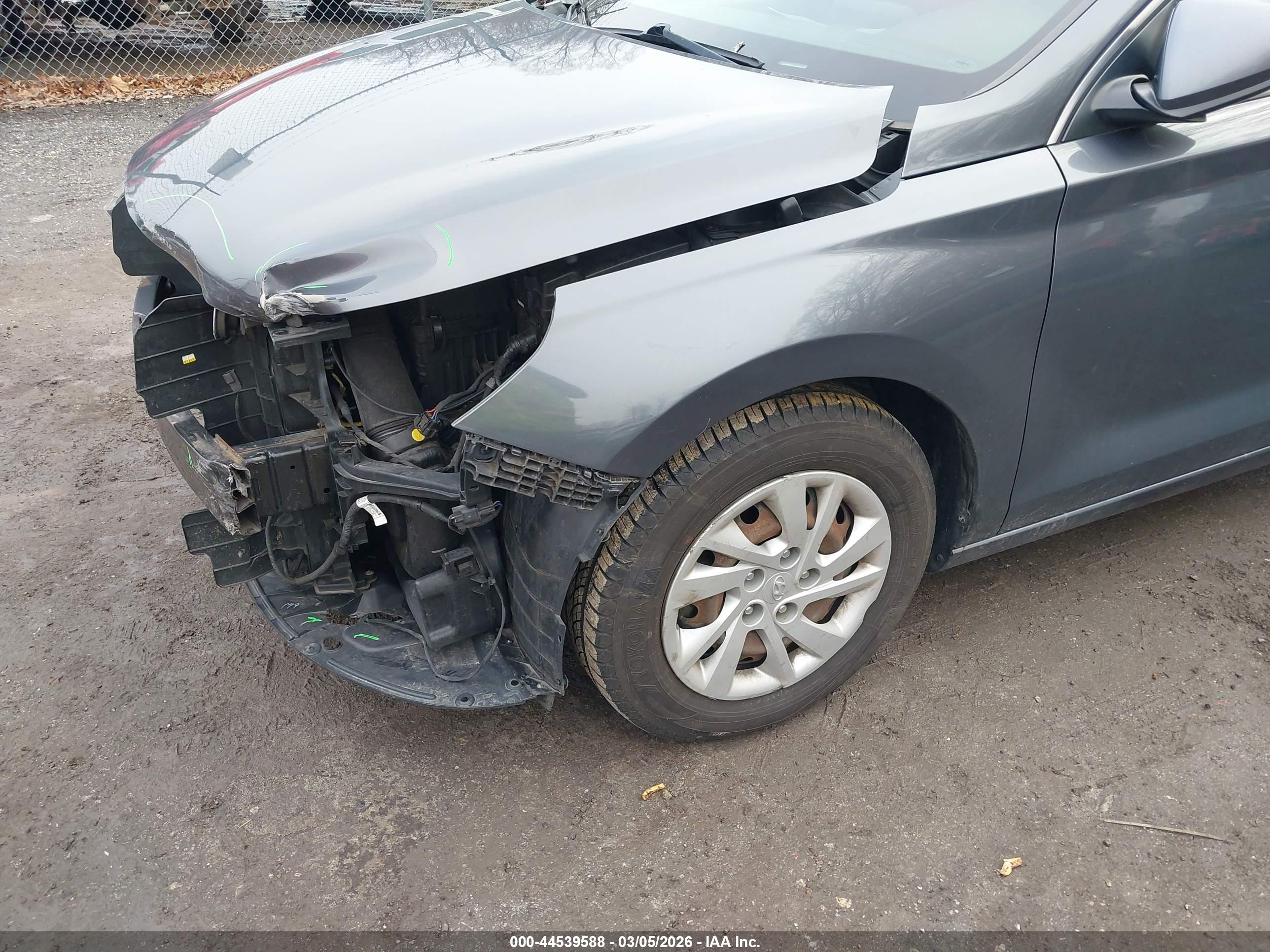 HYUNDAI ELANTRA image 6