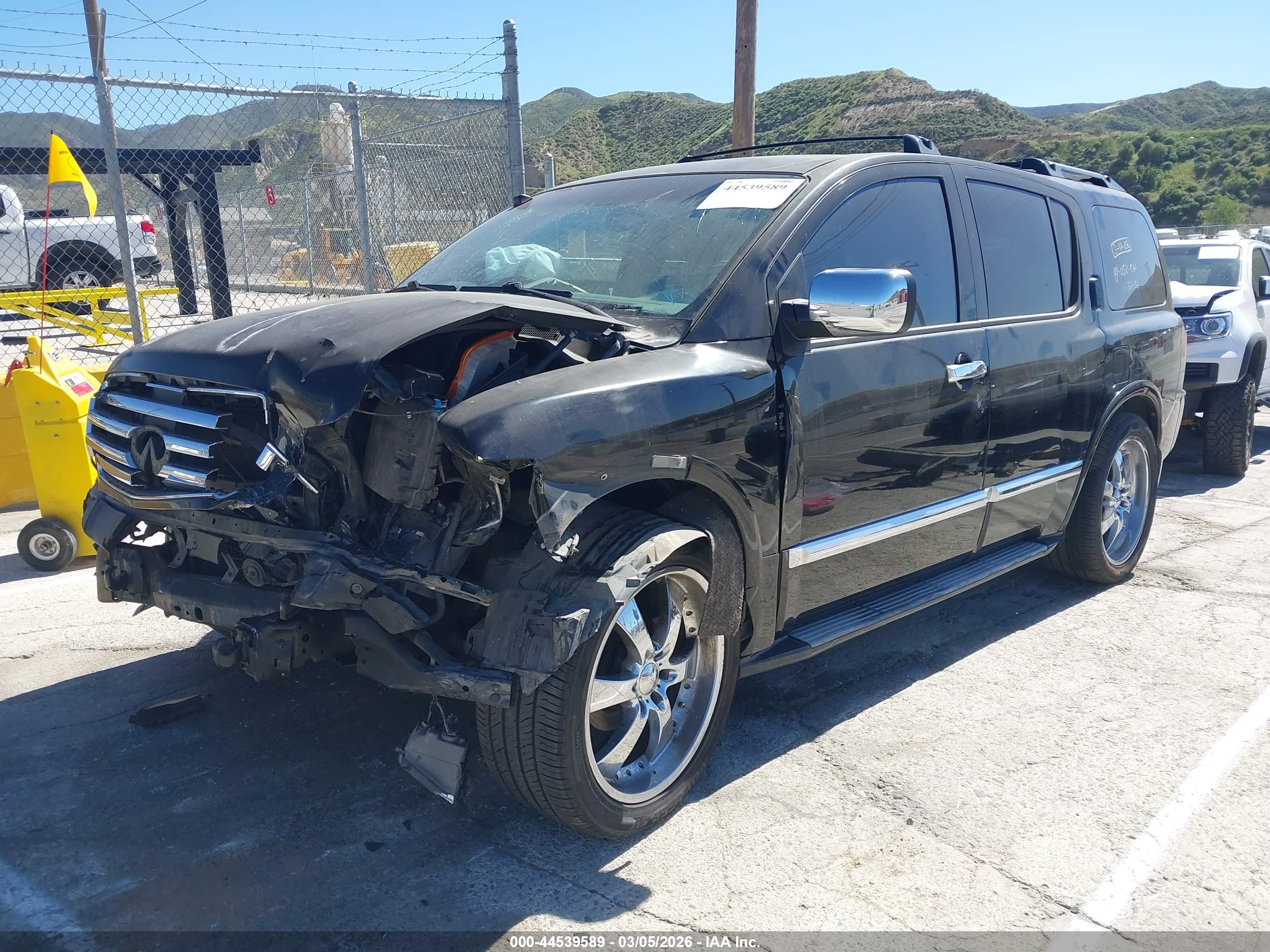 INFINITI QX56 image 2