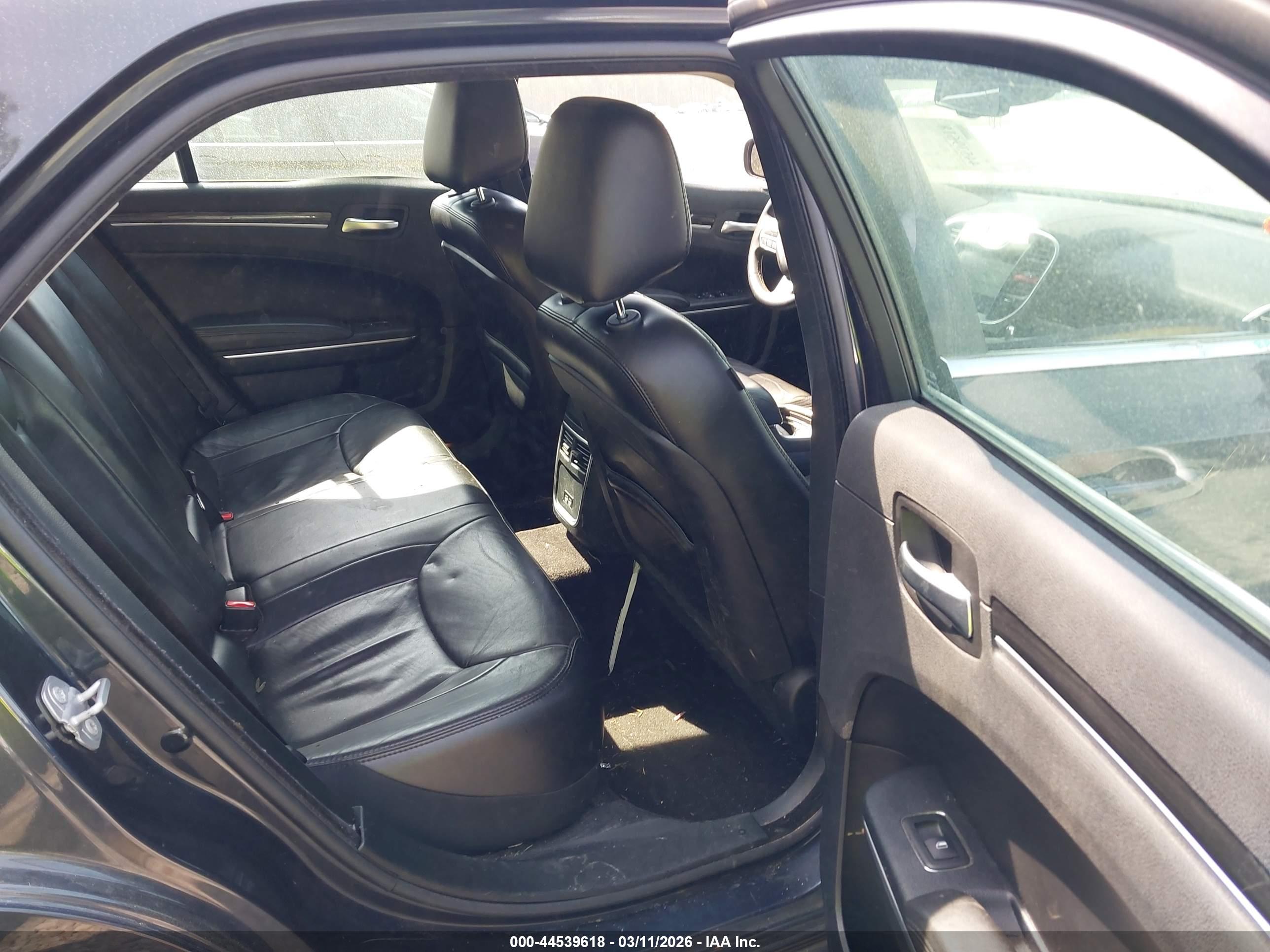 CHRYSLER 300 image 8