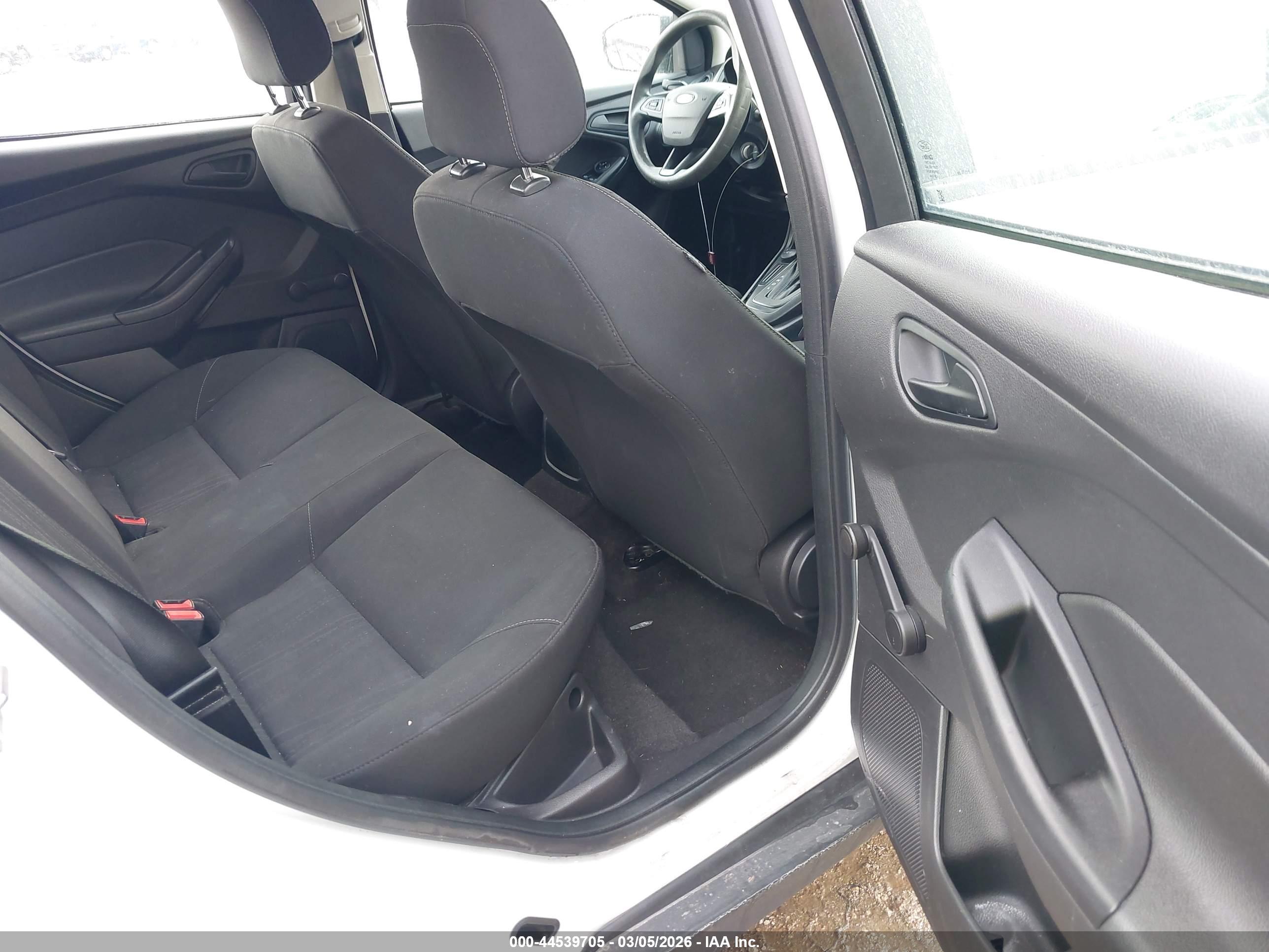 FORD FOCUS image 8