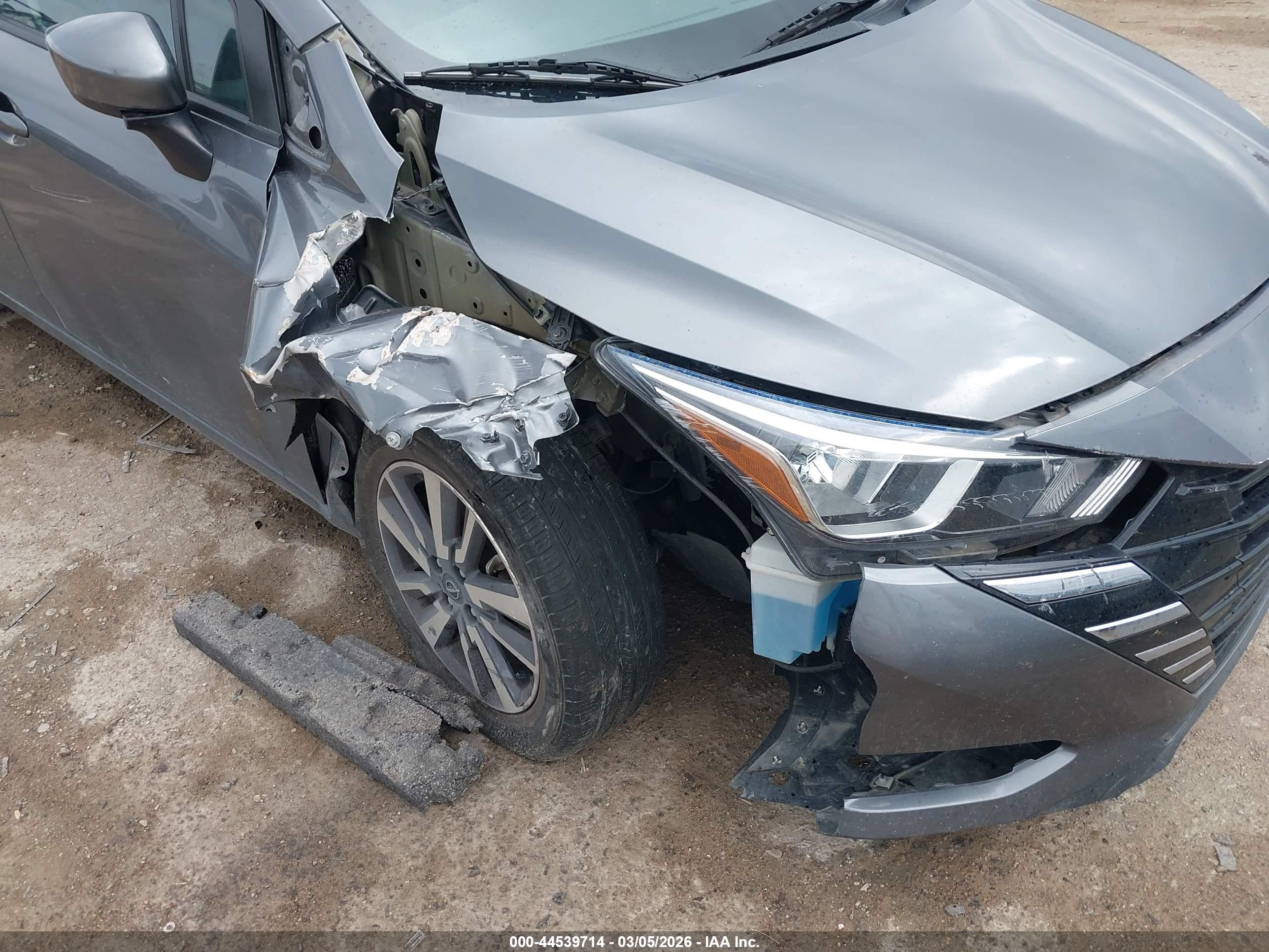 NISSAN VERSA image 6