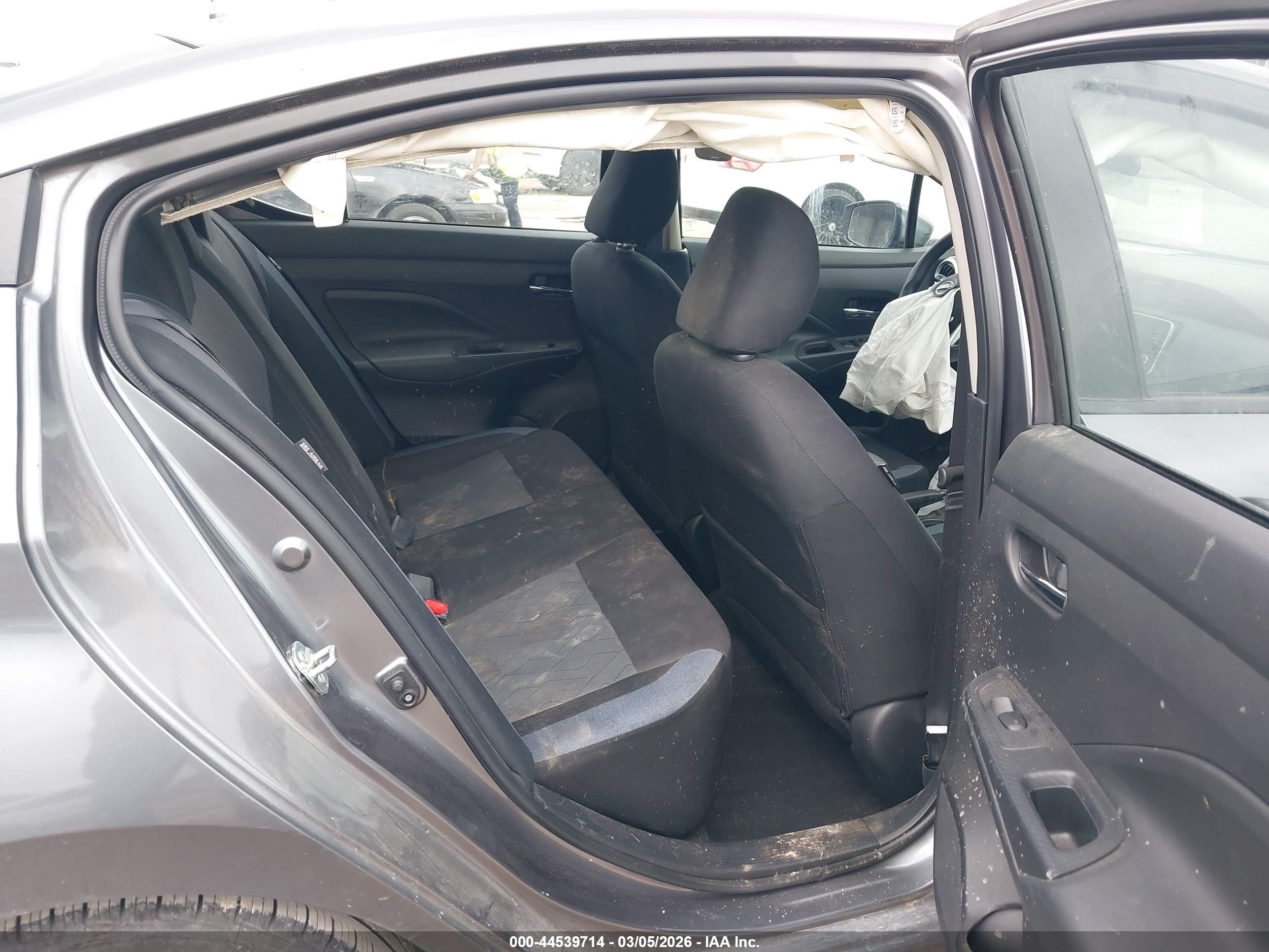 NISSAN VERSA image 8