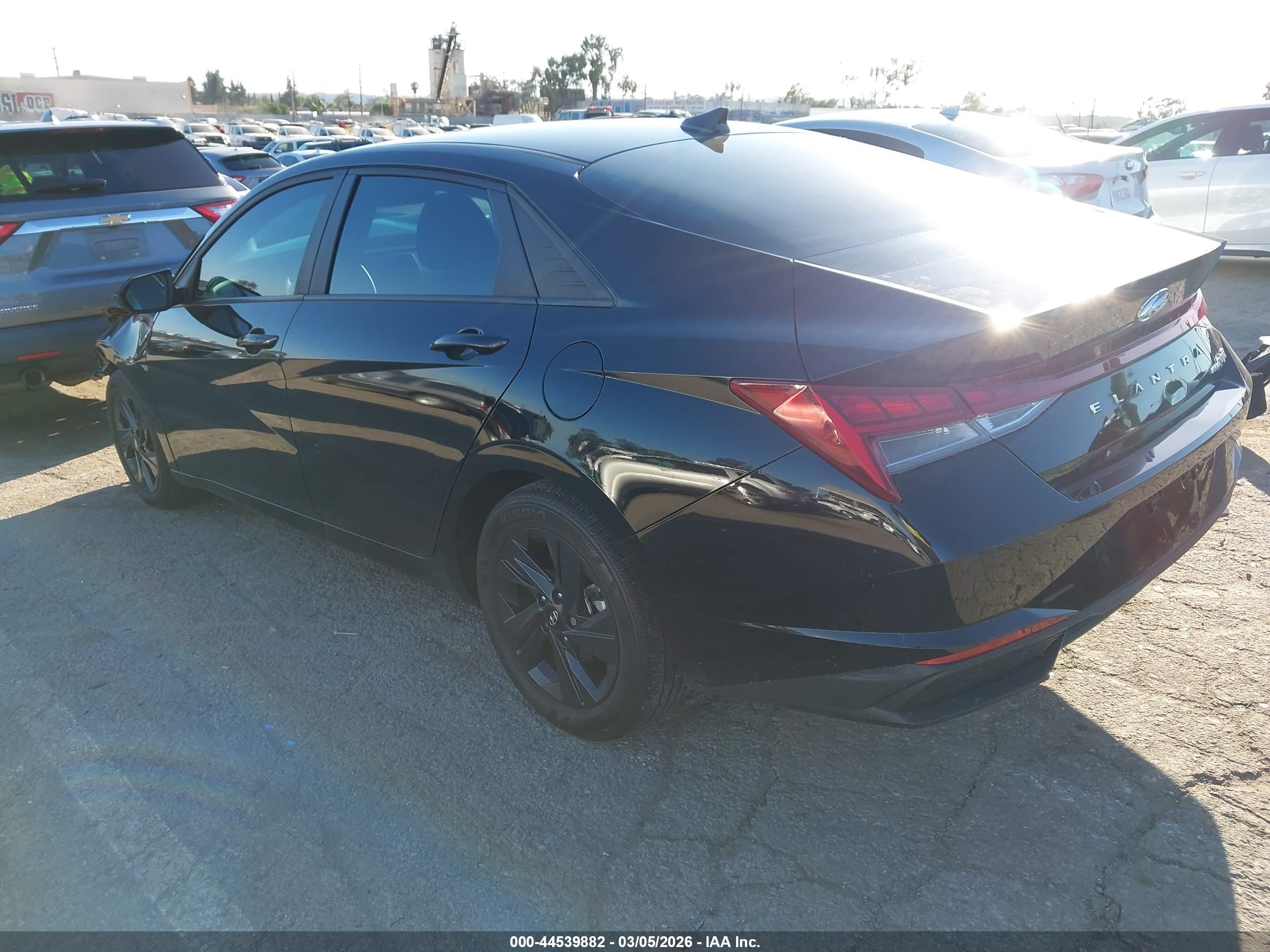 HYUNDAI ELANTRA image 3
