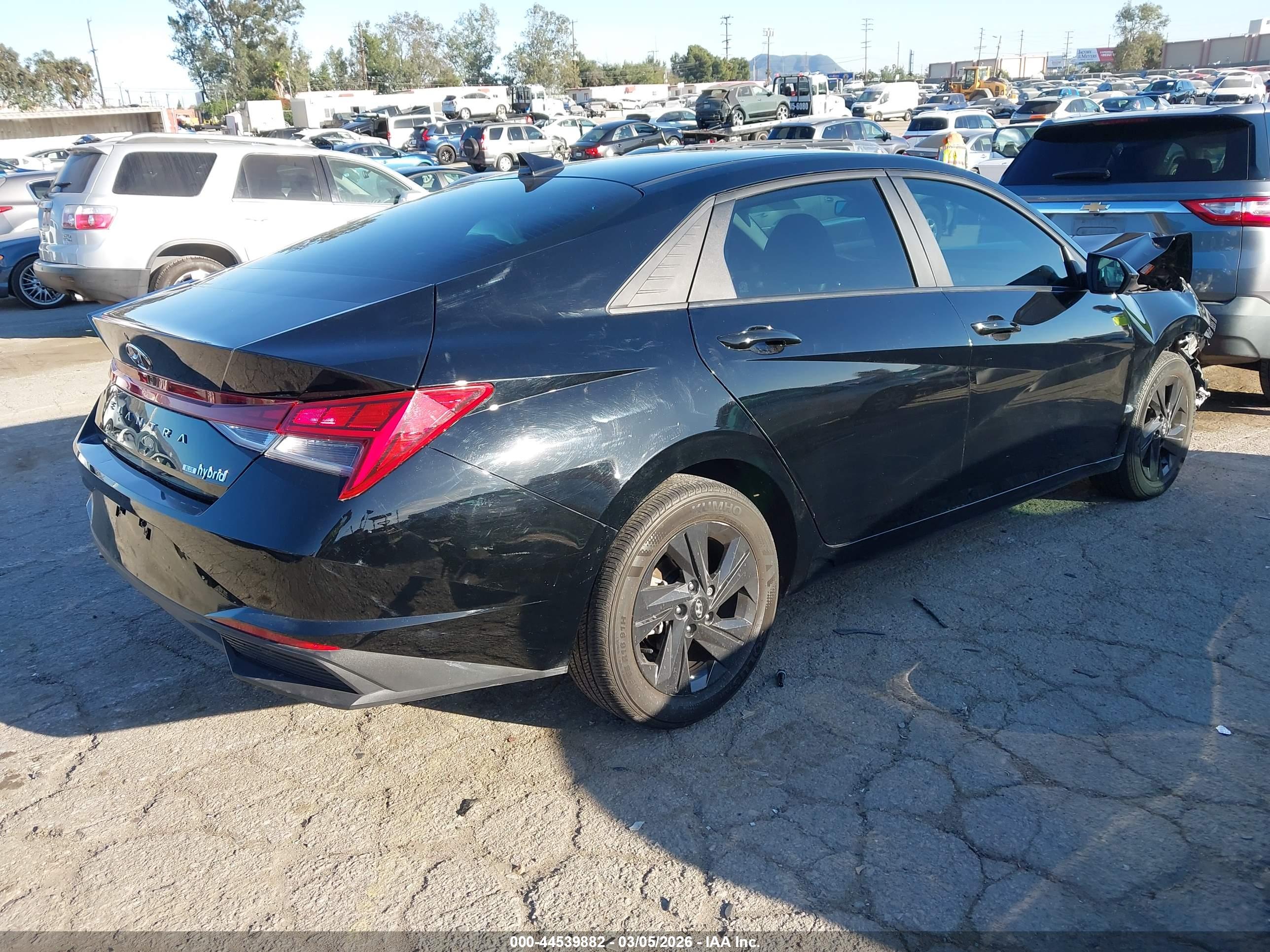 HYUNDAI ELANTRA image 4