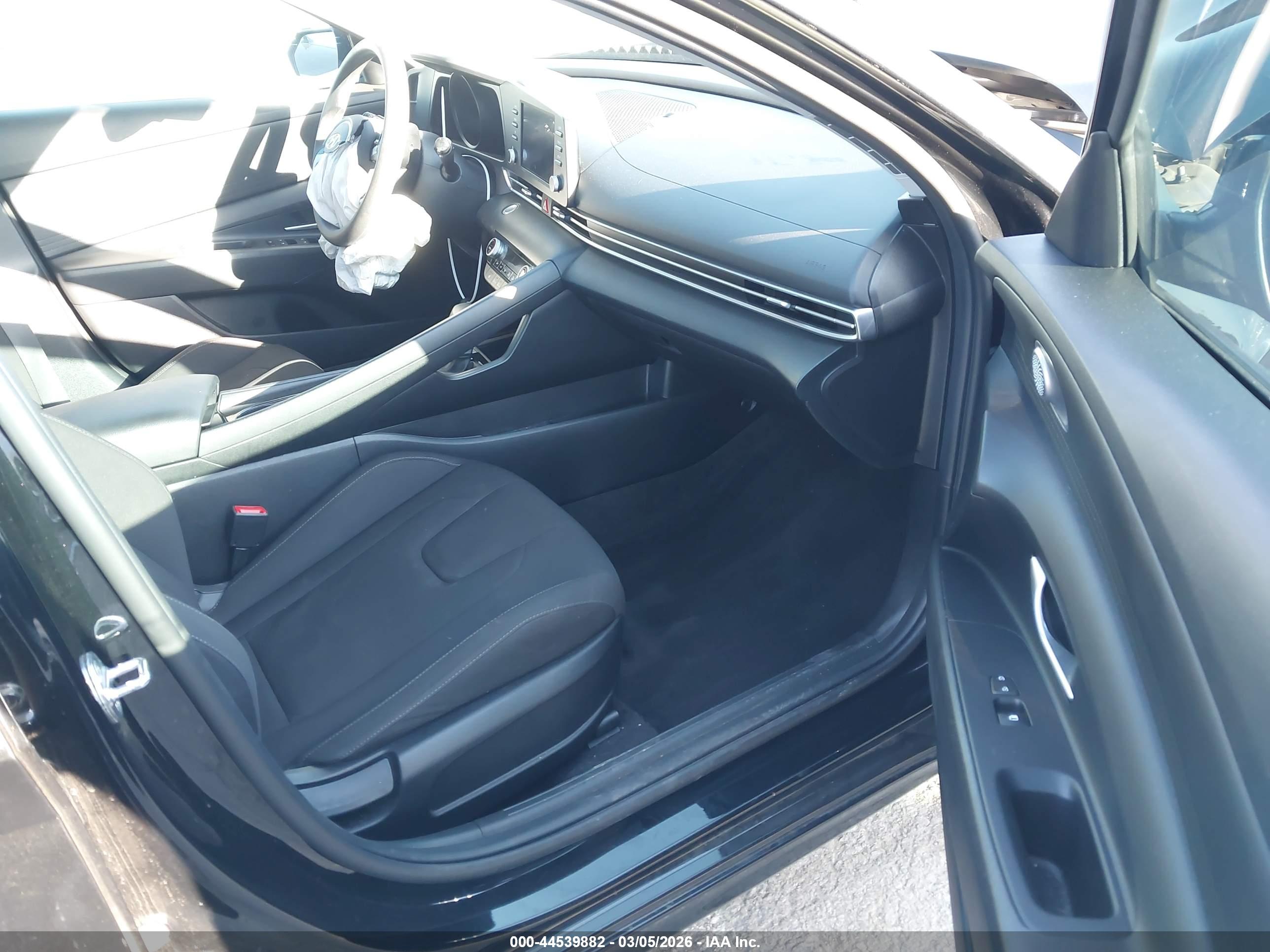 HYUNDAI ELANTRA image 5