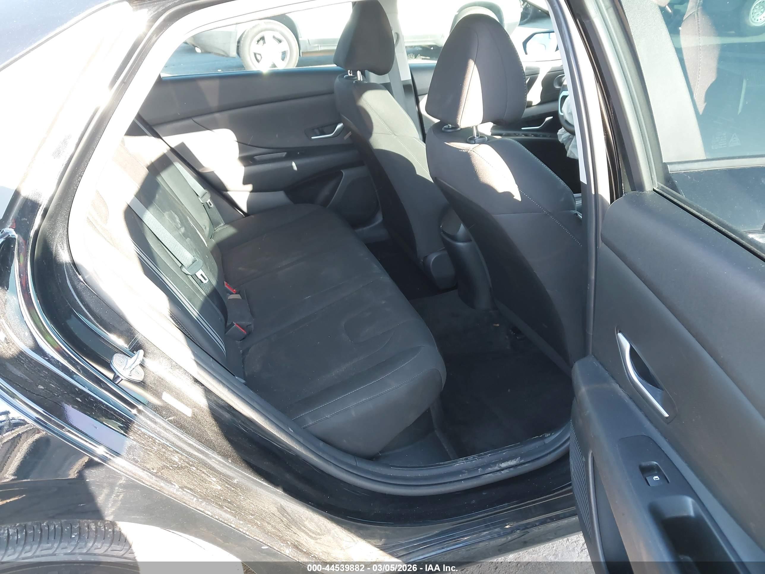 HYUNDAI ELANTRA image 8