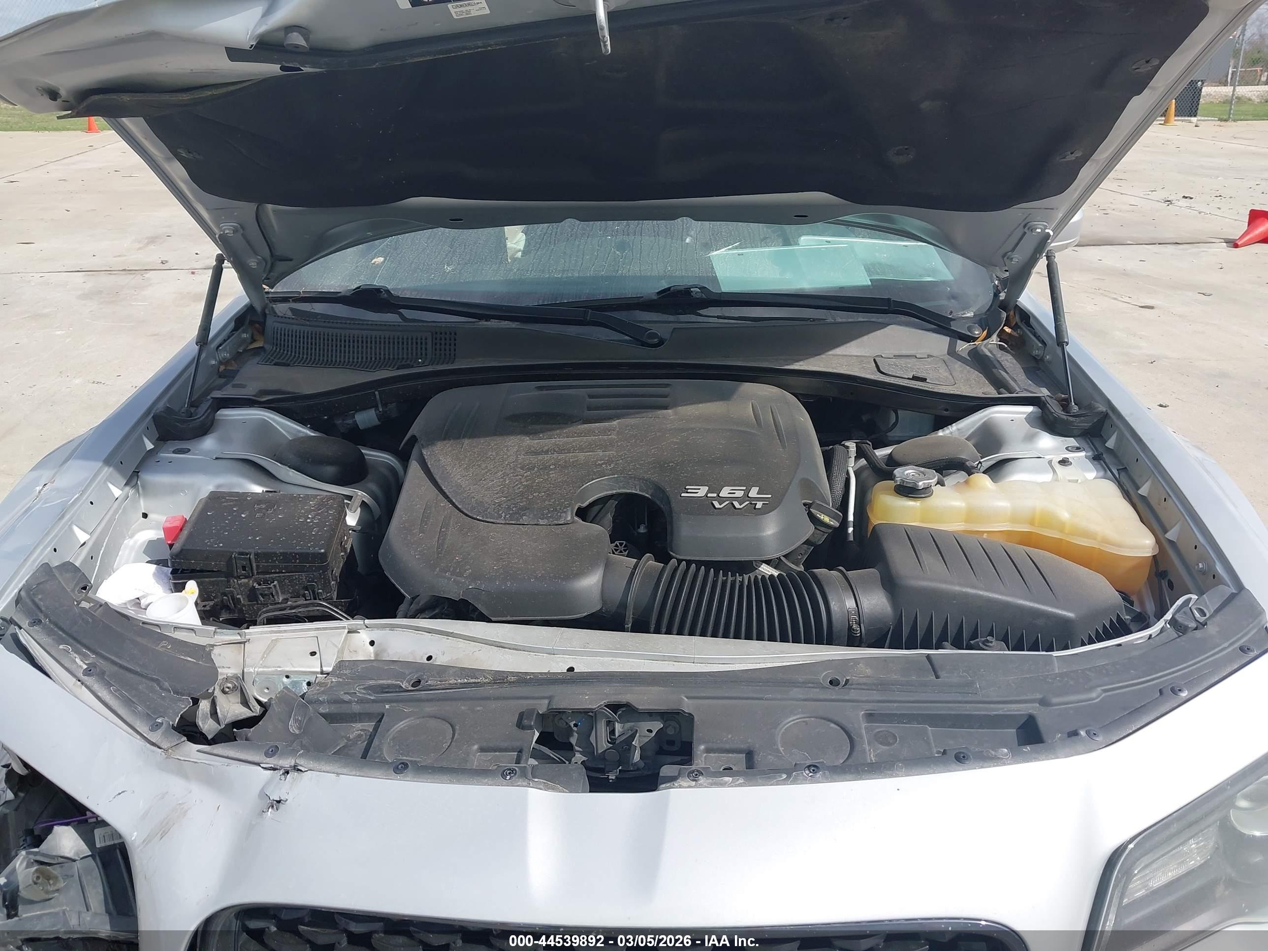 CHRYSLER 300 image 10