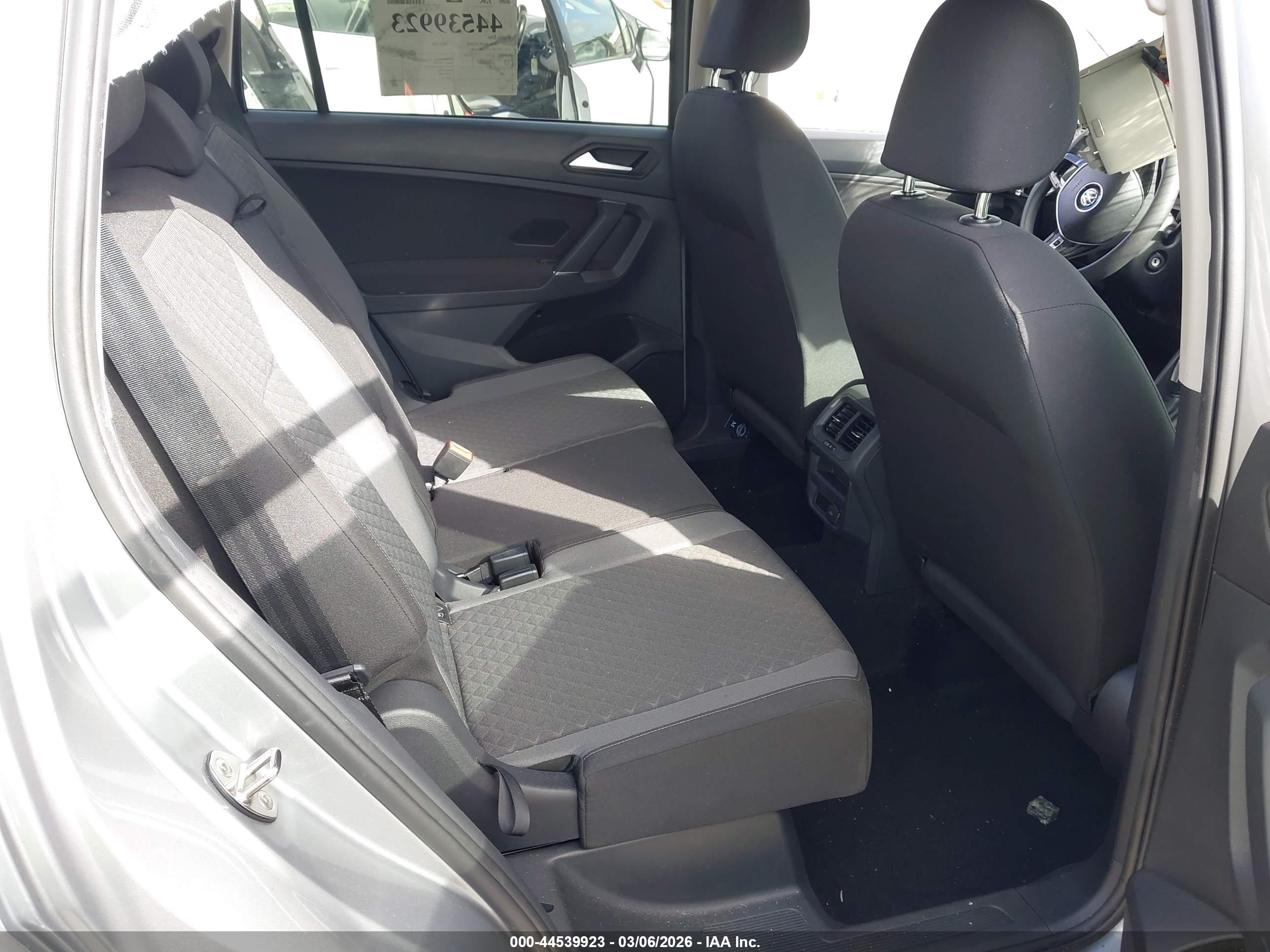 VOLKSWAGEN TIGUAN image 8