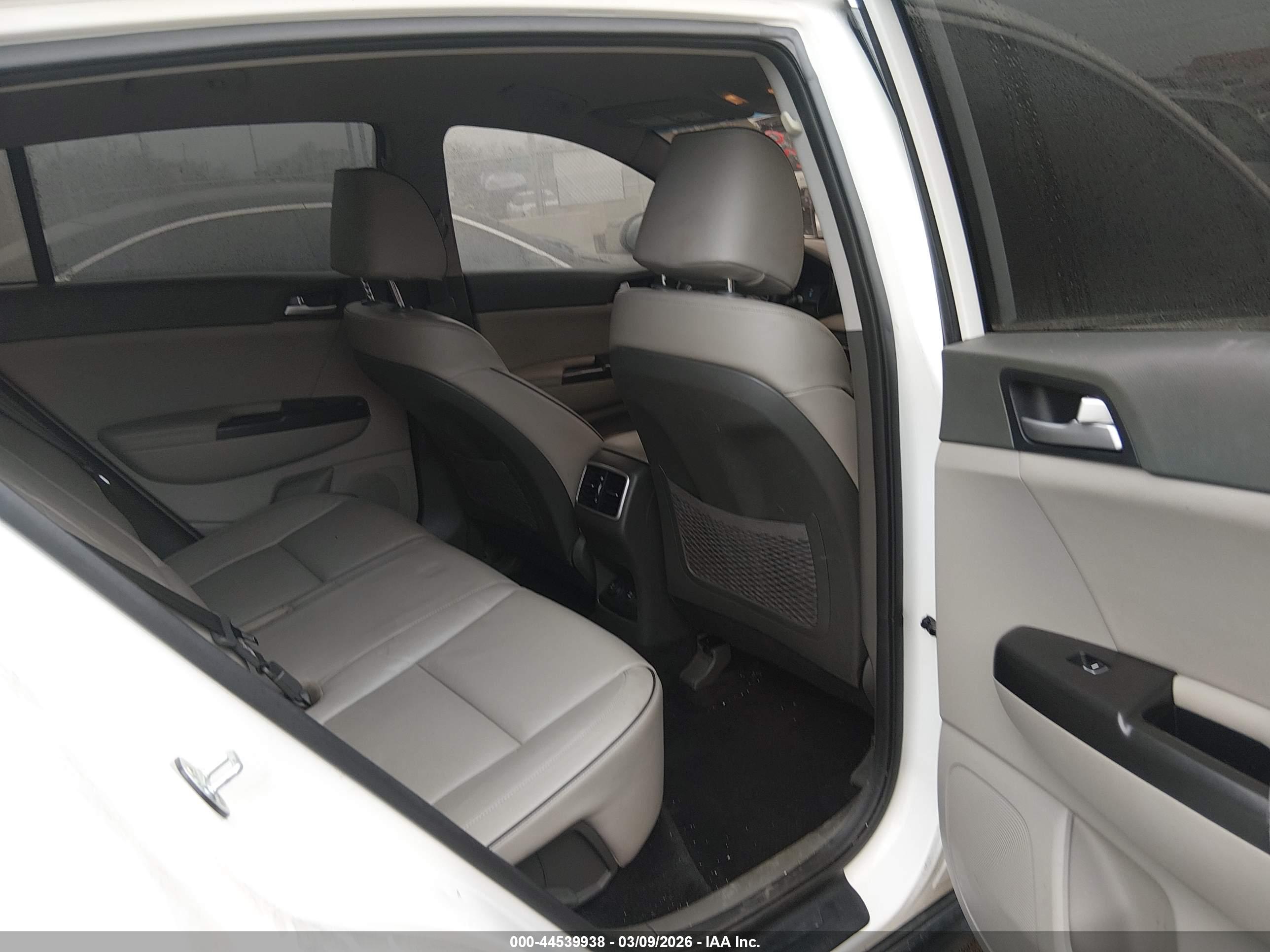 KIA SPORTAGE image 8